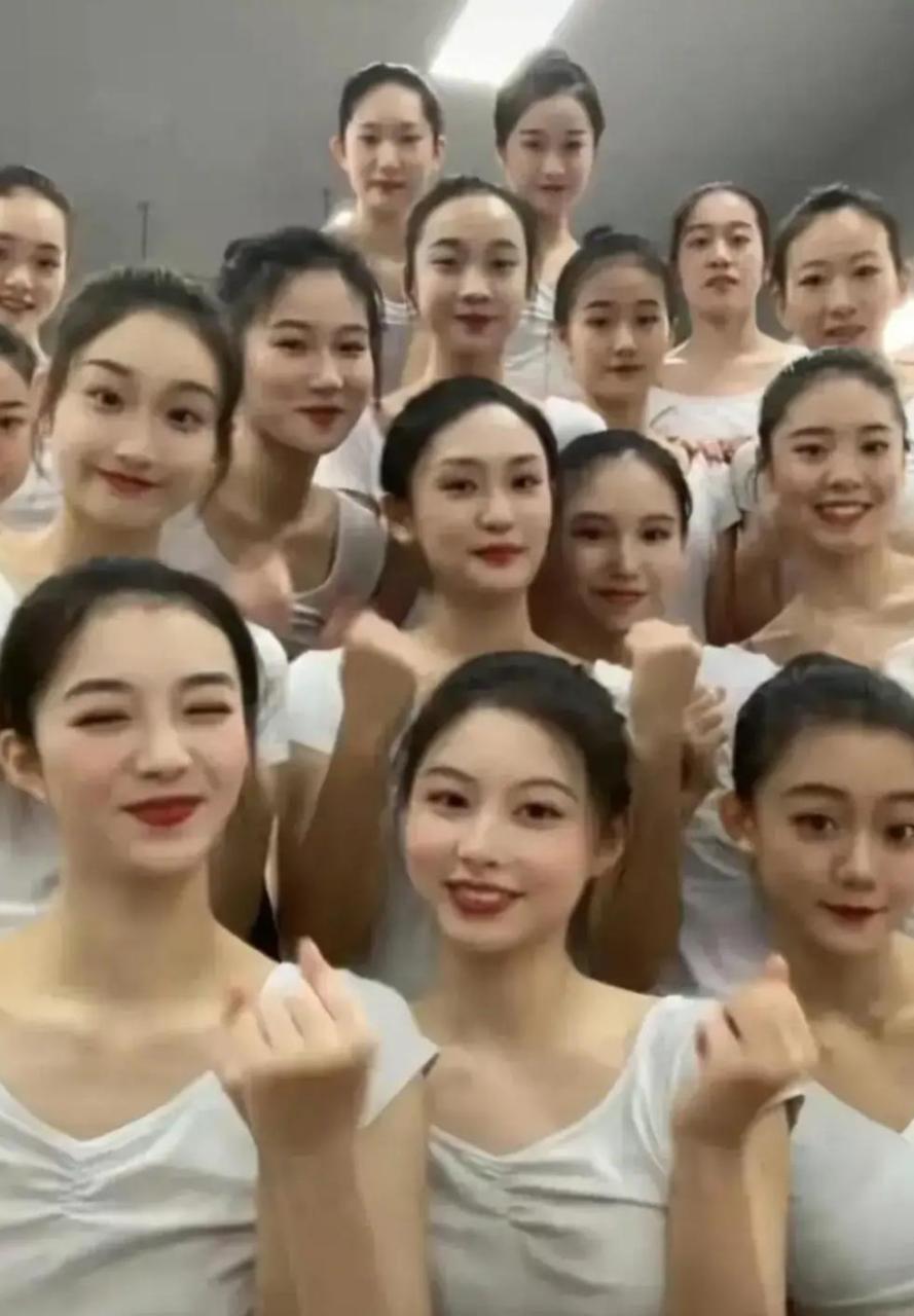 网友:艺校的女生颜值气质都没有差的,感觉个个都是主角! #趣图搞笑
