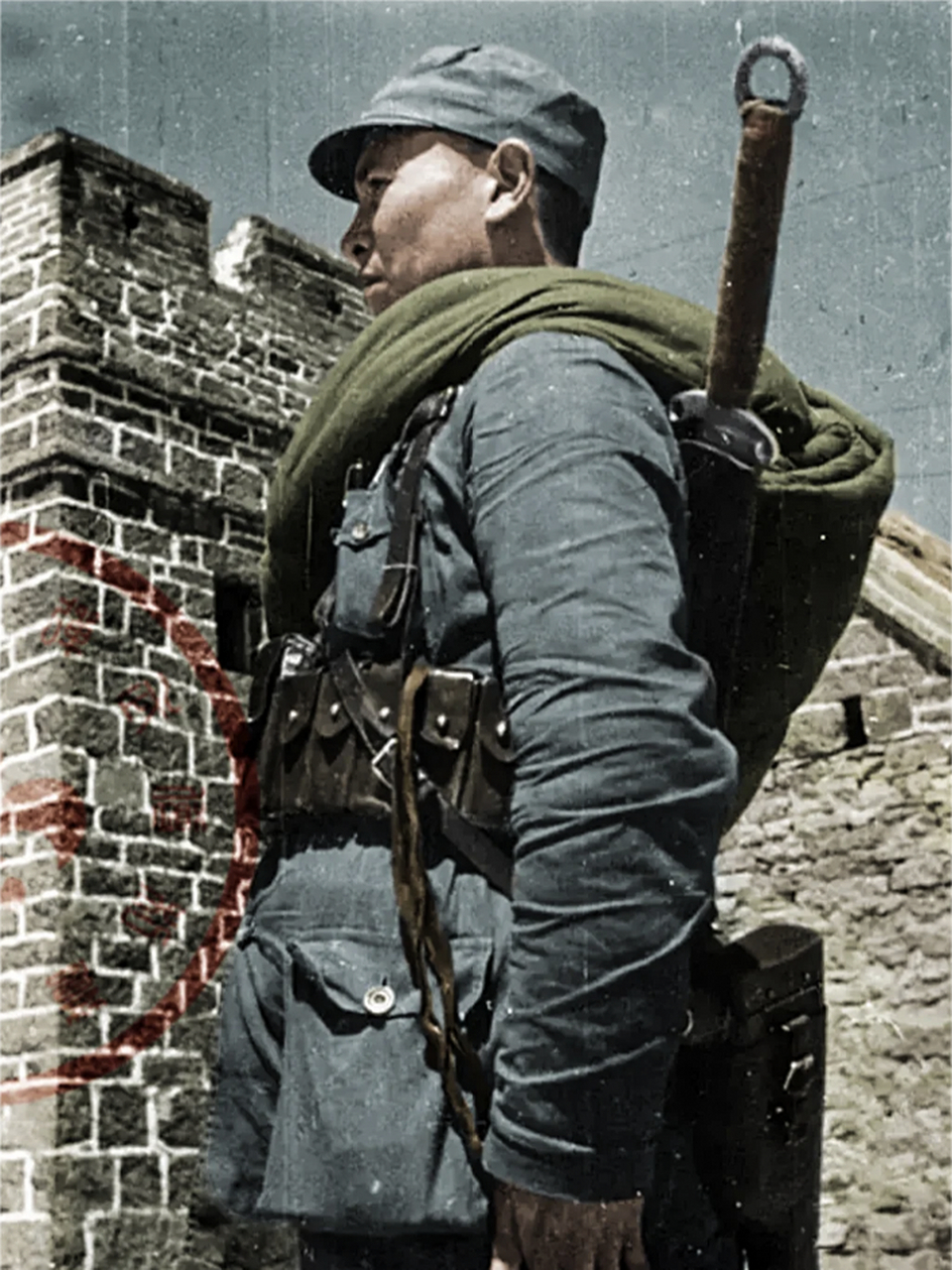 图为《中国抗战大刀队》长城抗战期间,一名西北军大刀队士兵的特写