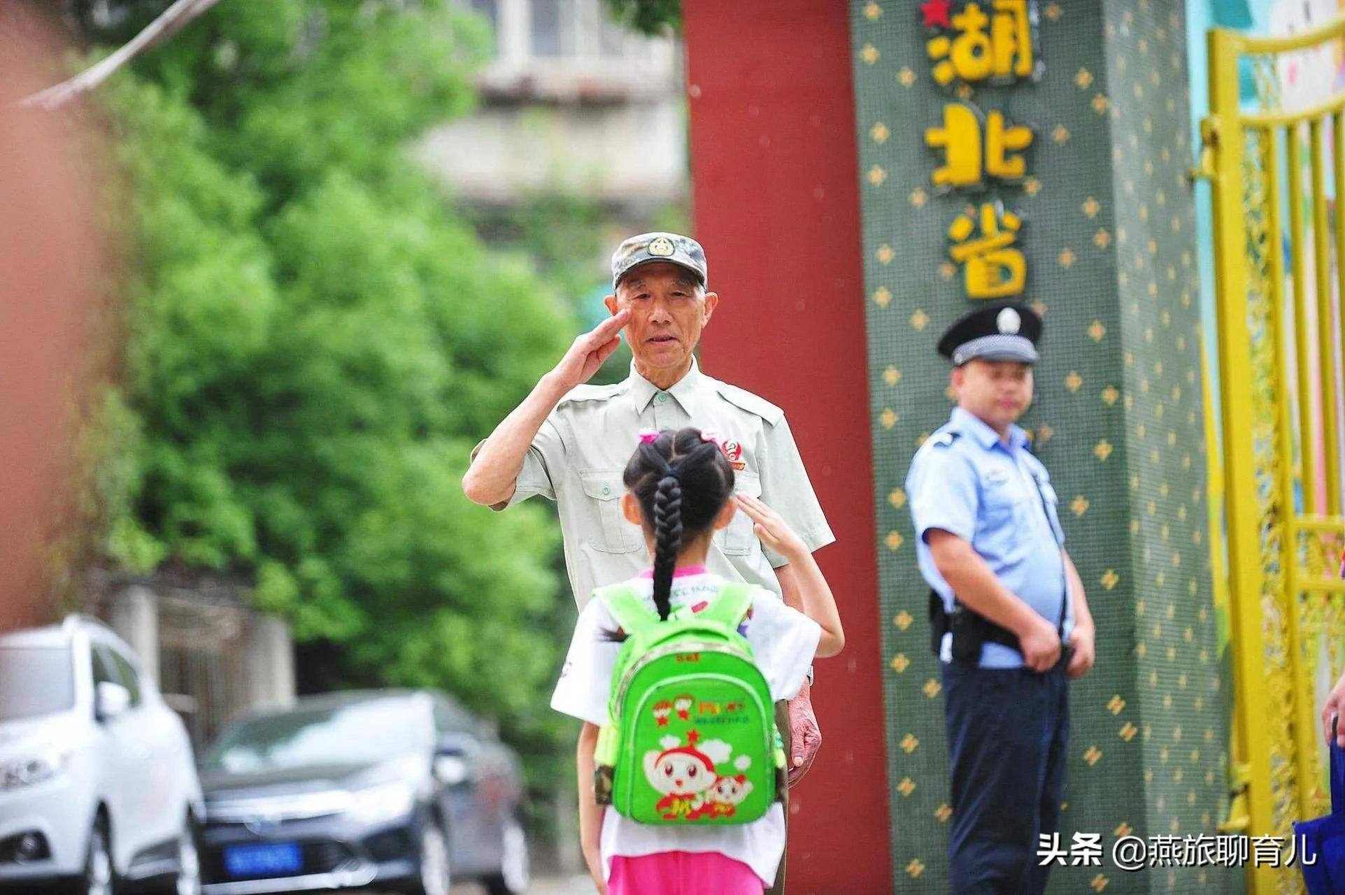 2019年9月,香港小学老师李籍被黑衣人围困,他抱着孩子高唱着中华人民