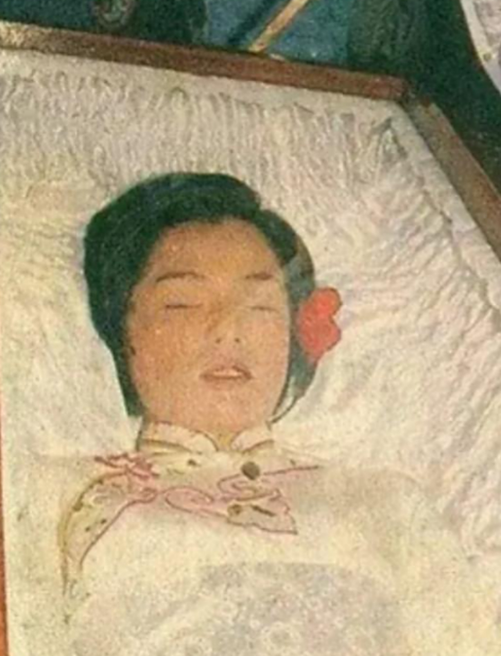 在盖棺的时候,汤镇业以发妻之礼向翁美玲致敬,表达怀念之情.