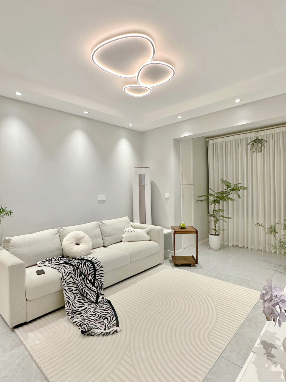 感谢小🍠,让我抄作业成功🎉! 套内76平,3室2厅2卫 客厅单眼皮吊顶