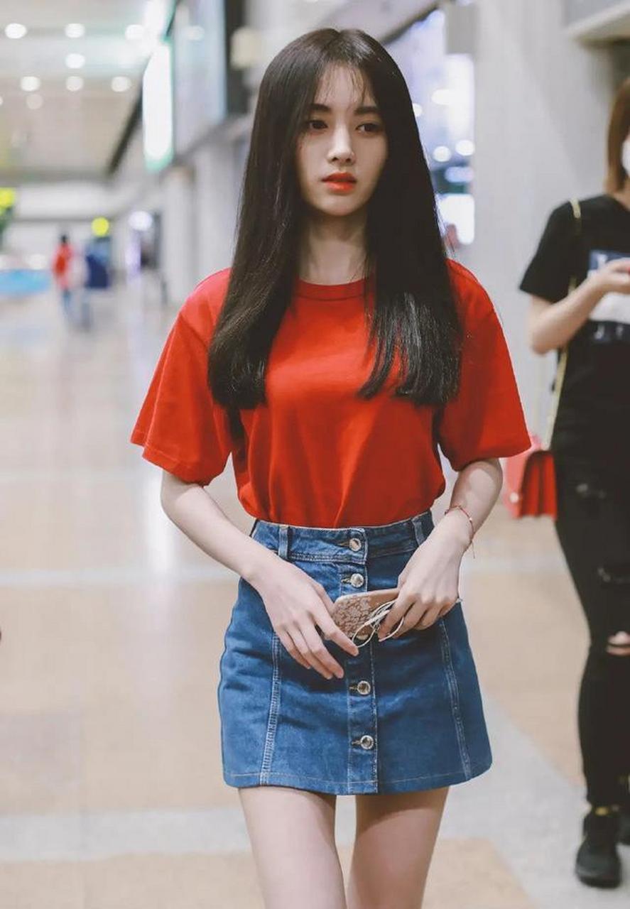 鞠婧祎穿牛仔短裙造型太美,只因白脸红唇,却被群嘲网红气太浓郁