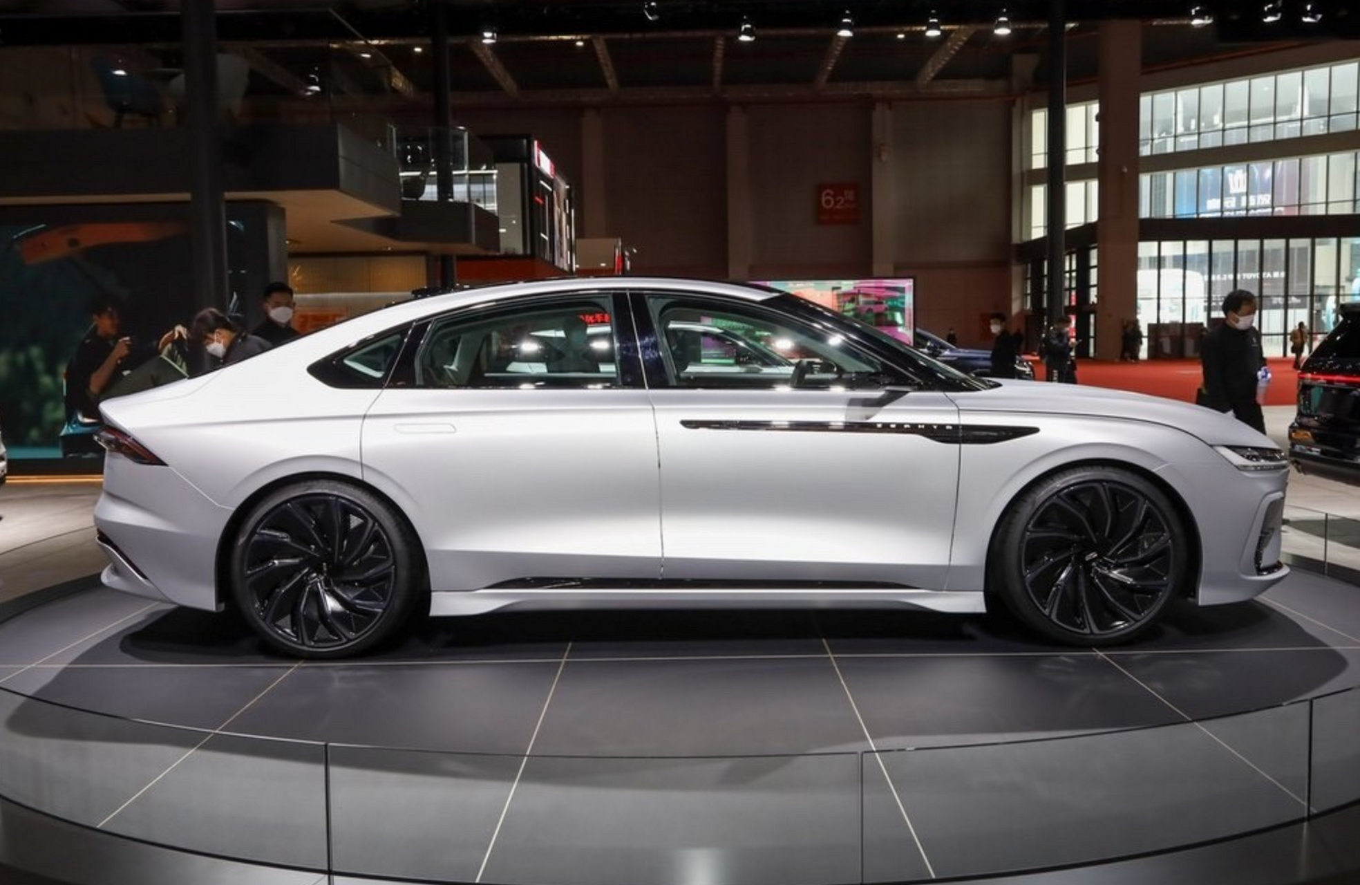 近日,有网友拍到了林肯zephyr reflection概念车量产版的路试谍照