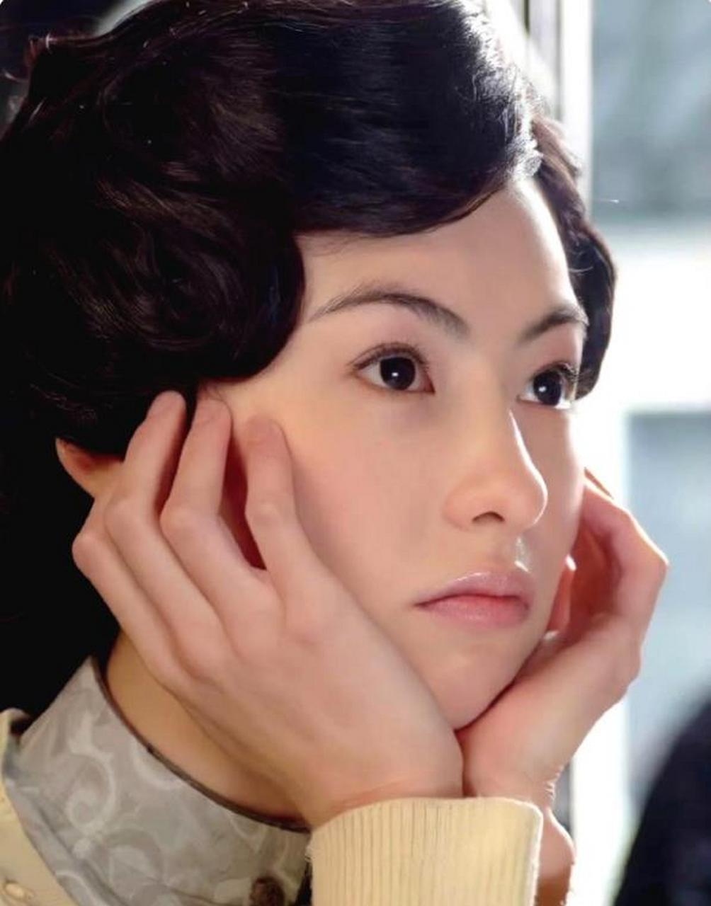 张柏芝有着标准的三庭五眼,水滴鼻的鼻型,鼻头微微向下,正面看不到