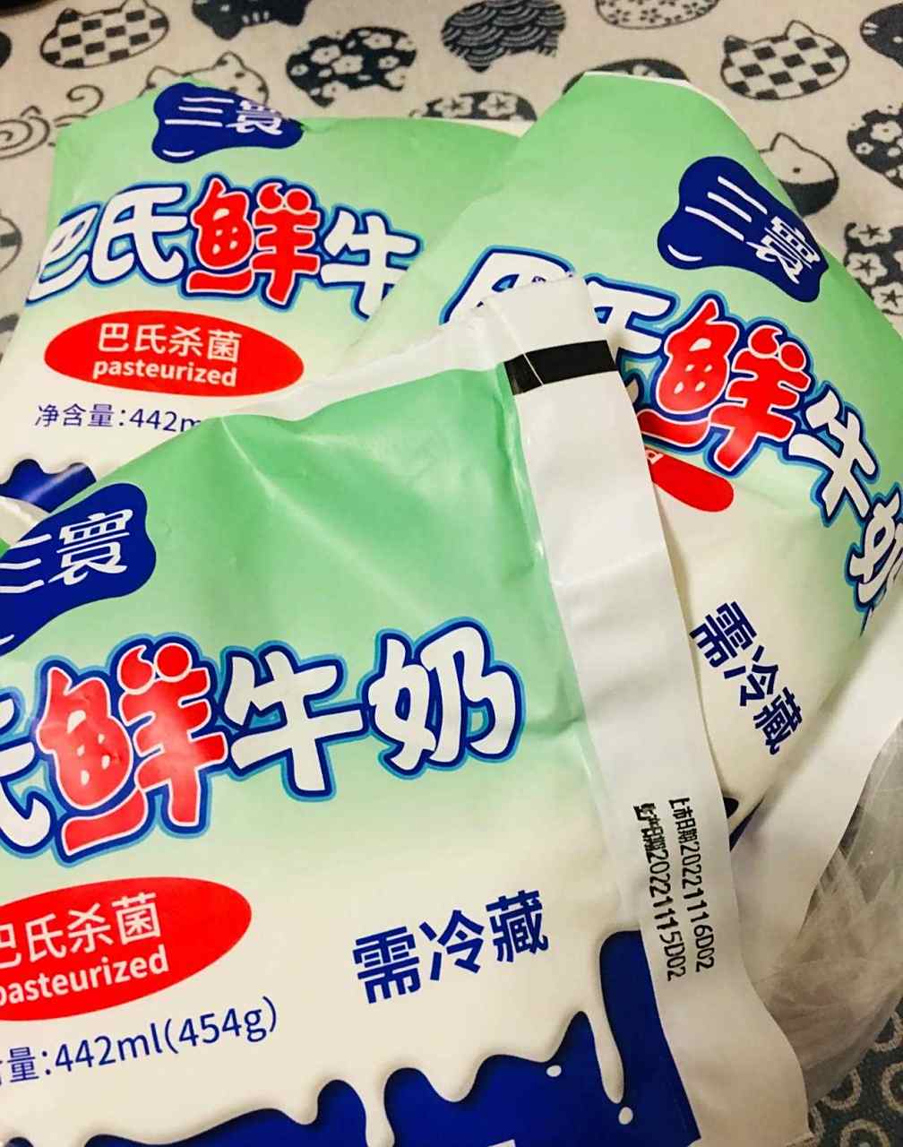大连三寰集团出品的巴氏鲜牛奶,442毫升大袋牛奶,产品比较畅销啊!