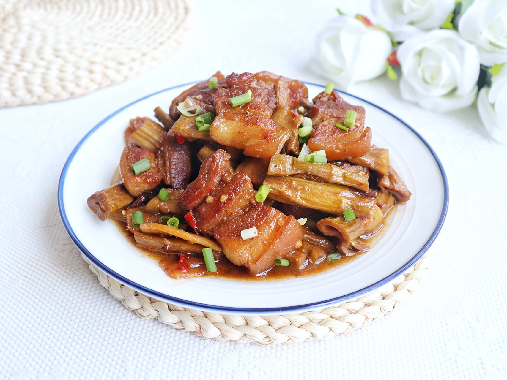 家常菜笋干烧肉,肉汁鲜香,清新可口,让你不吃白不吃!