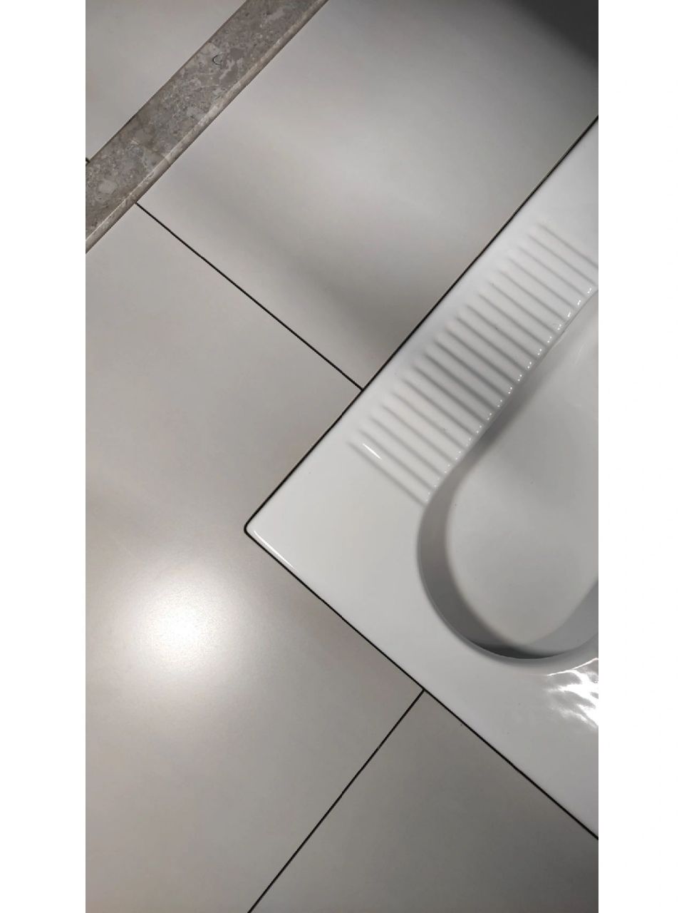 真没想到能够请到这样的神仙泥工,看完这蹲便器的安装效果后,我立马给