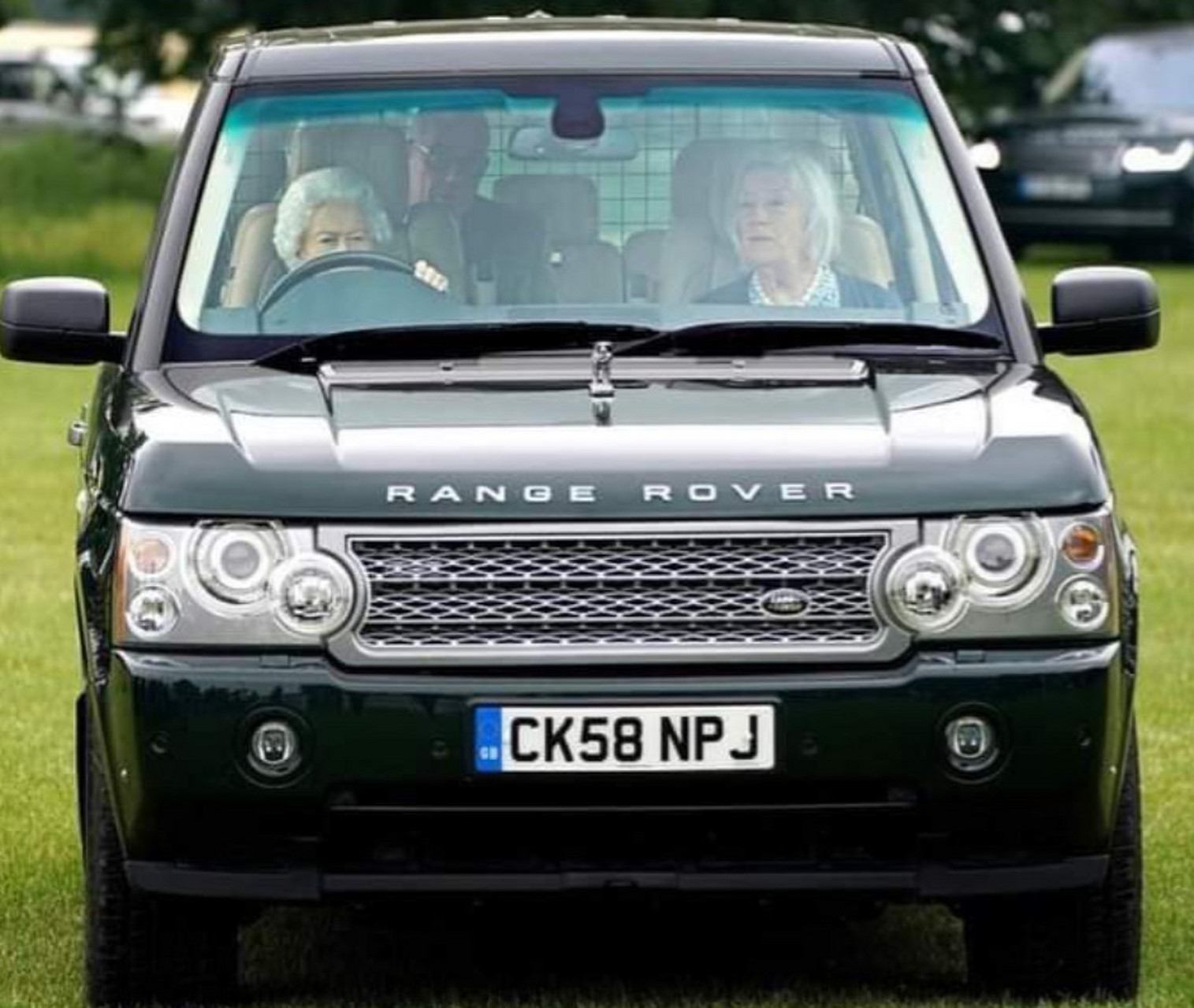 这老太太无证驾驶90年了,还特别忠爱路虎越野车,甚至连车标都是订制的