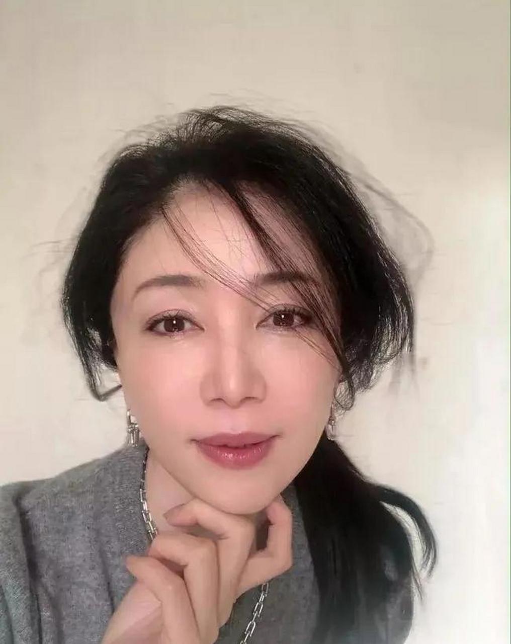 她其实是个很传统的女人,本来从没想过要买情趣