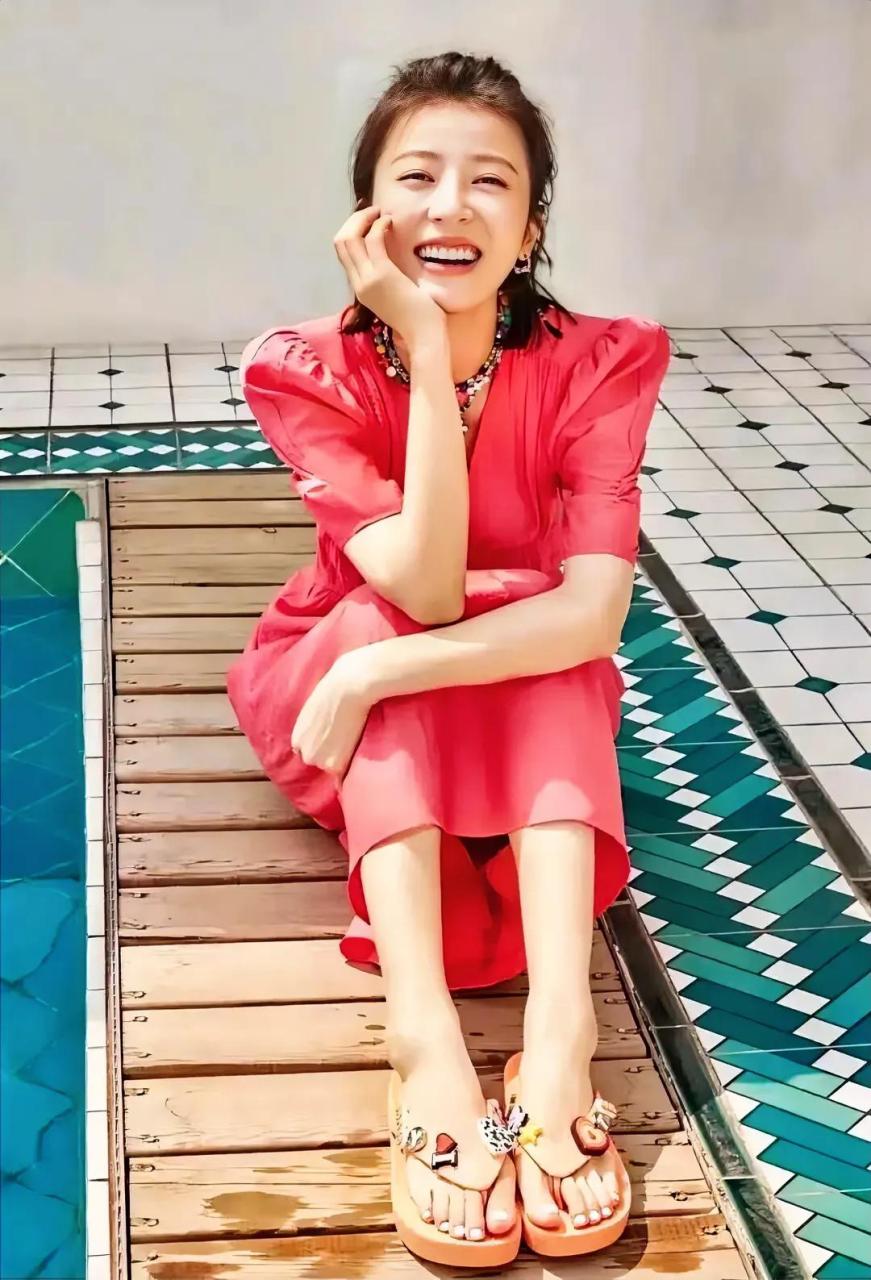 周雨彤的这款凉鞋很可爱,适合到海边或游泳池穿,看上去显得很时尚和秀