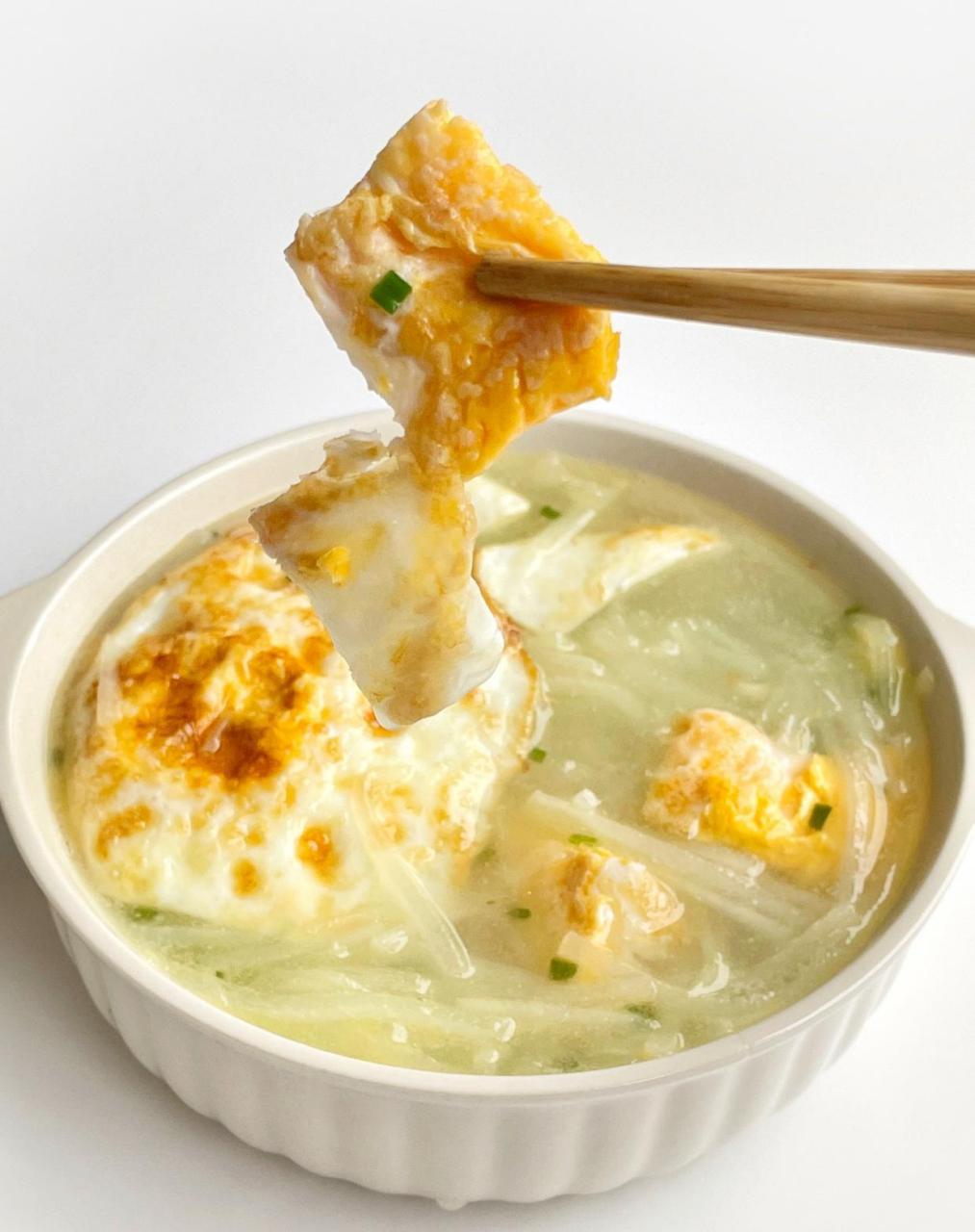 清淡爽口的萝卜丝煎蛋汤,补钙补铁,巨鲜美[鸡蛋] hi,大家好～ 新年