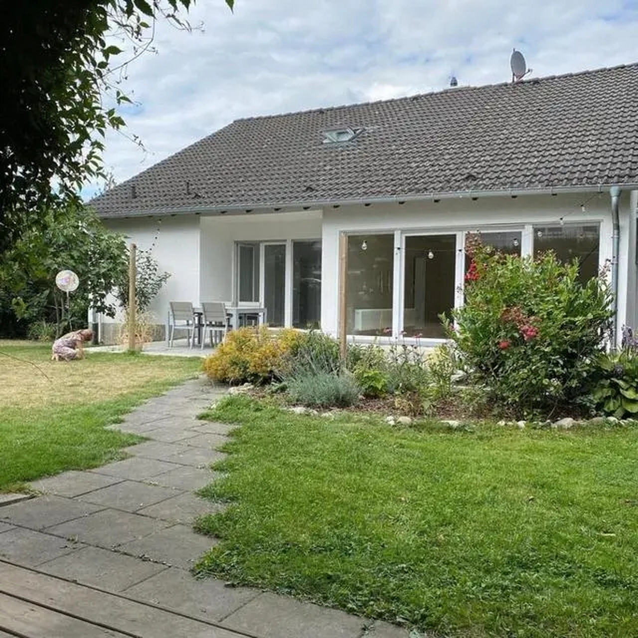 这位北欧女主,带着孩子隐居在农村小平房.