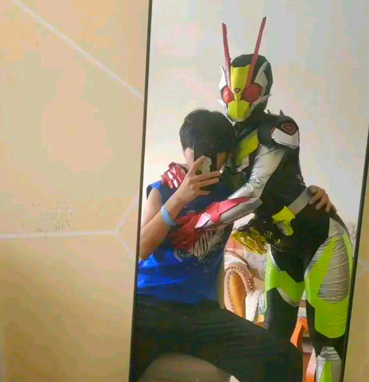 好手段呐,怎么说服女朋友穿这衣服的?