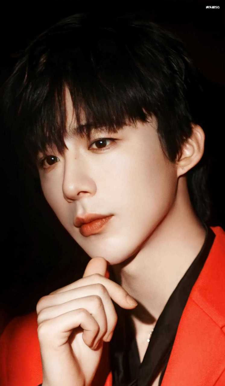 刘宇宁脸好小呀,一米九的优越身高,刘宇宁的神仙颜值以及耐看的五官