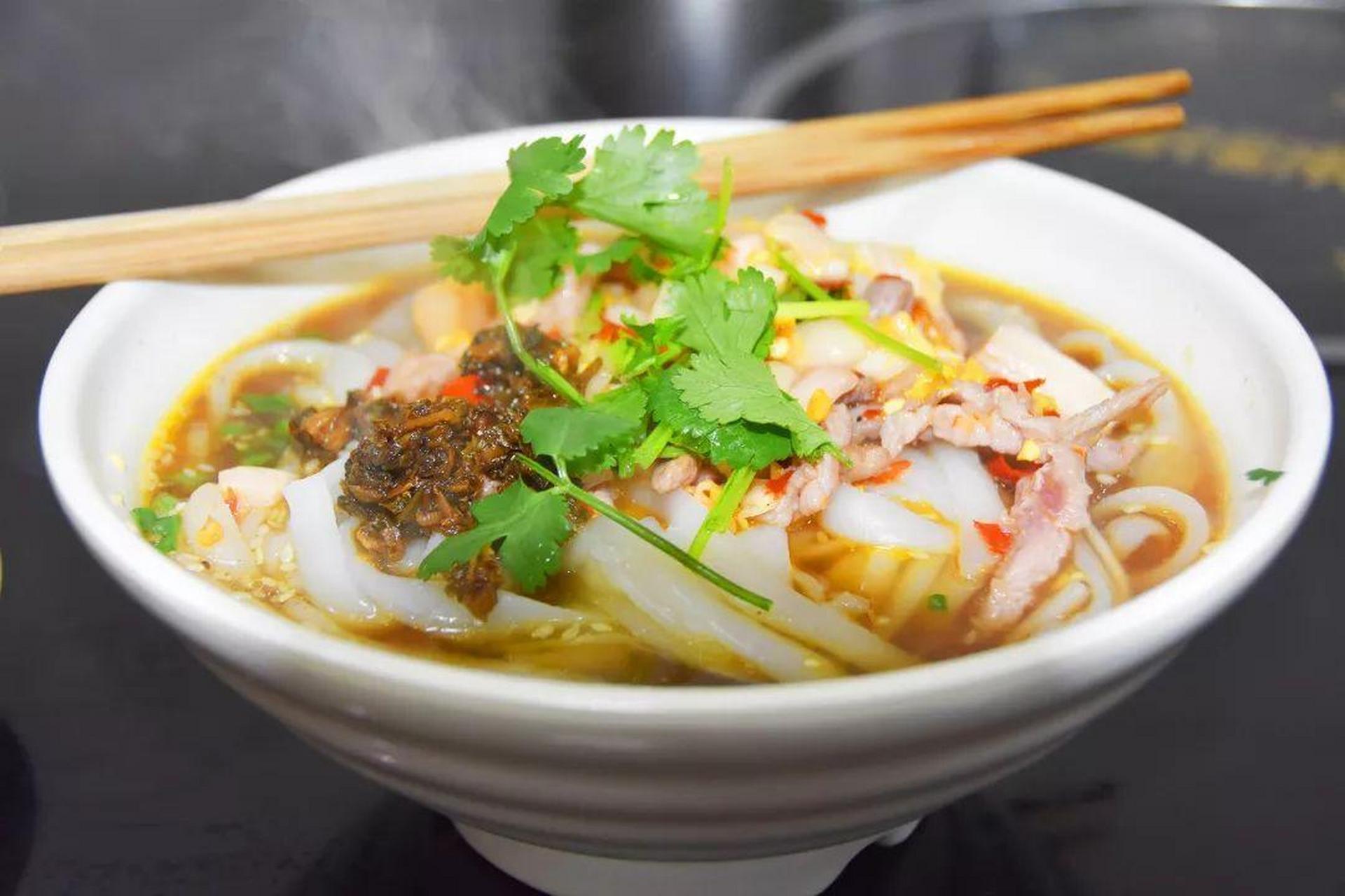 来恩施旅游必吃的豆皮 恩施豆皮是湖北恩施的地方特色小吃,是恩施人最