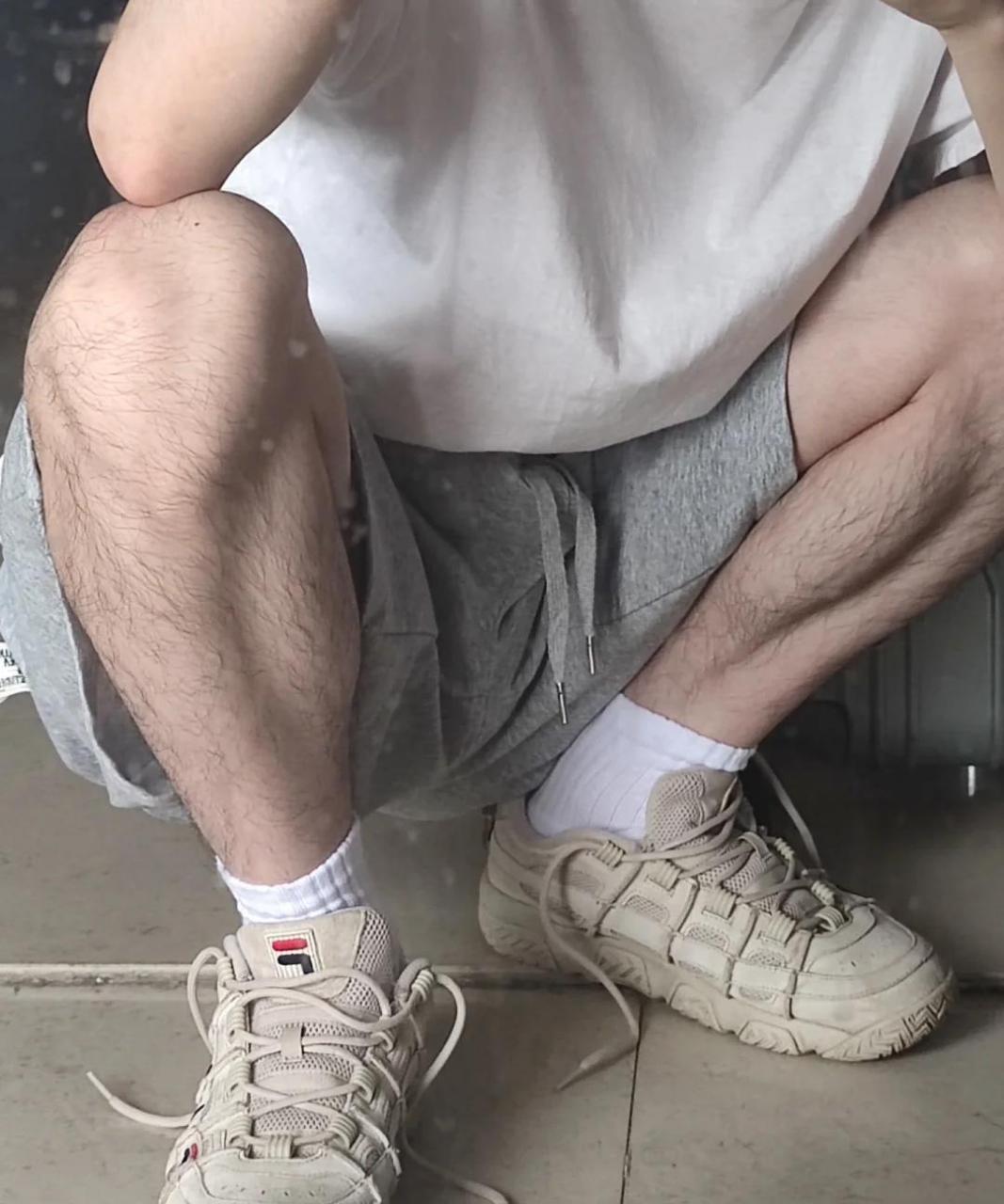 男人有腿毛看起来更强大,更爷们,没有腿毛的男人显得弱不禁风,就算有