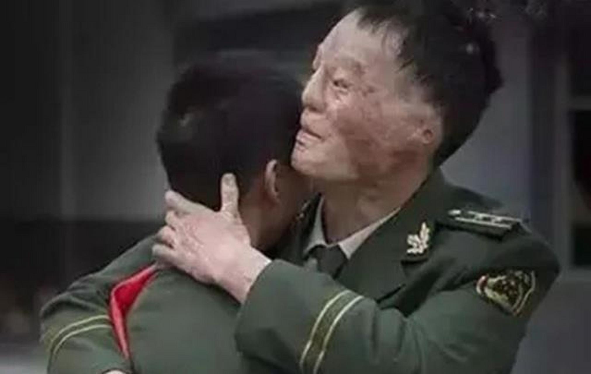 梁强是成都军区的一名普通战士,他抱起一团火用自己的生命救下了一辆