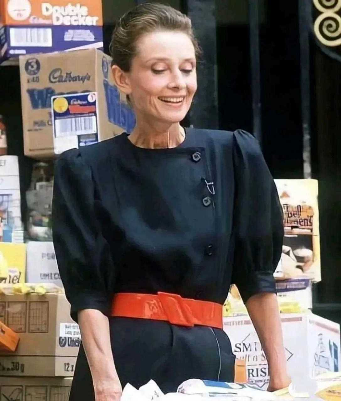 这是1989年,奥黛丽赫本在某个超 市里拍的照片