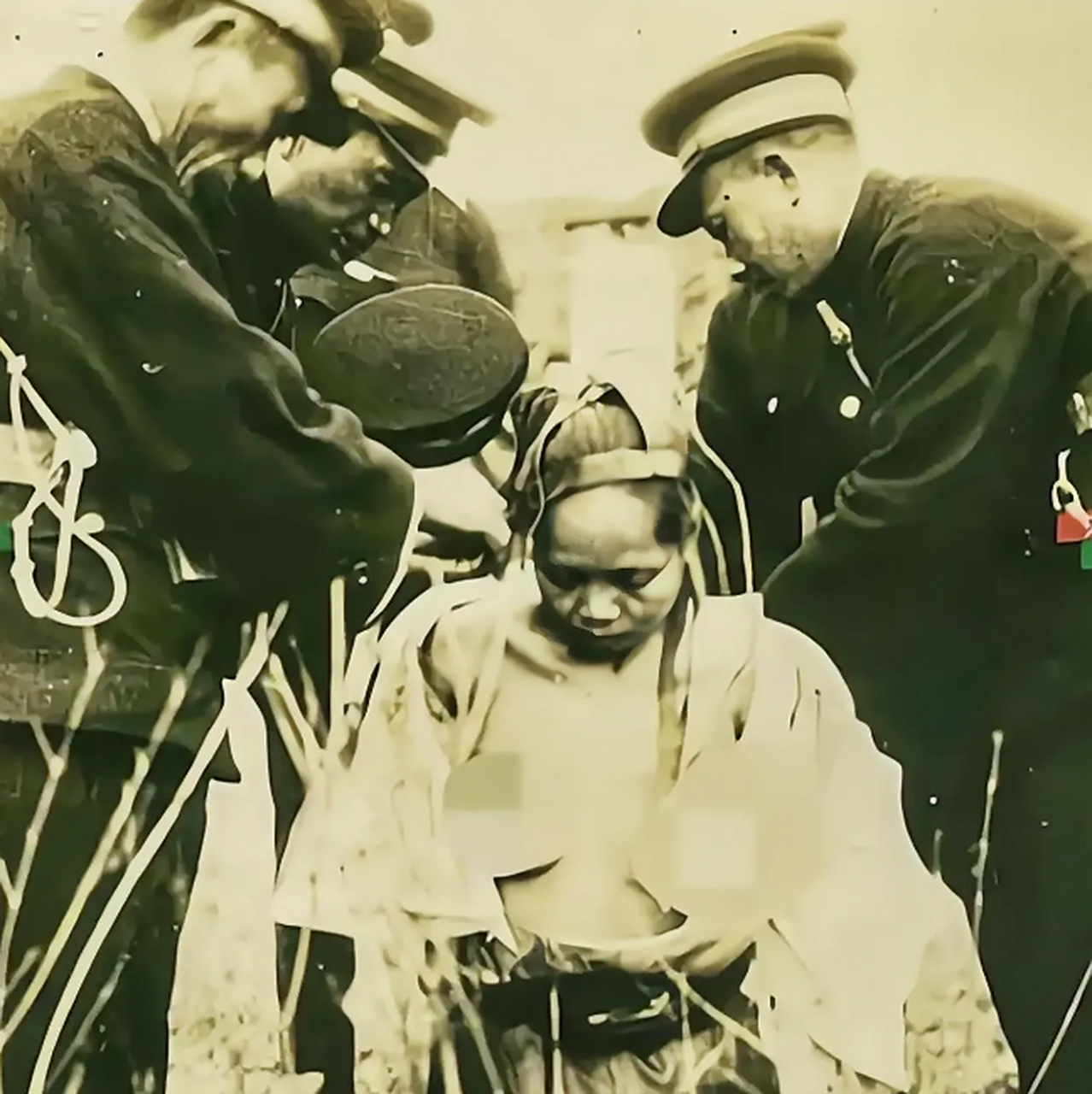 民国年间,一个被执行"裸刑"的犯人被五花大绑,正准备接受枪决.