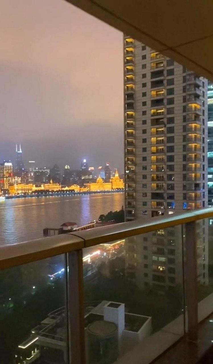 以前上海汤臣一品15万元一平米,大家的评论是这货想钱想疯了.