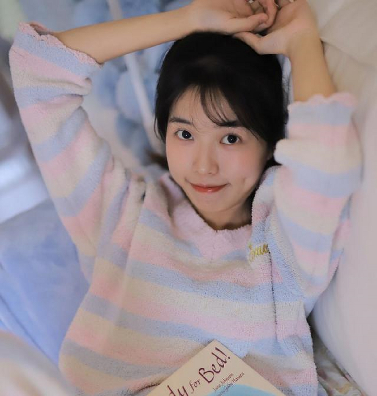 萌系小姐姐身穿棉花糖睡衣,气质甜美清新,简直太可爱啦!