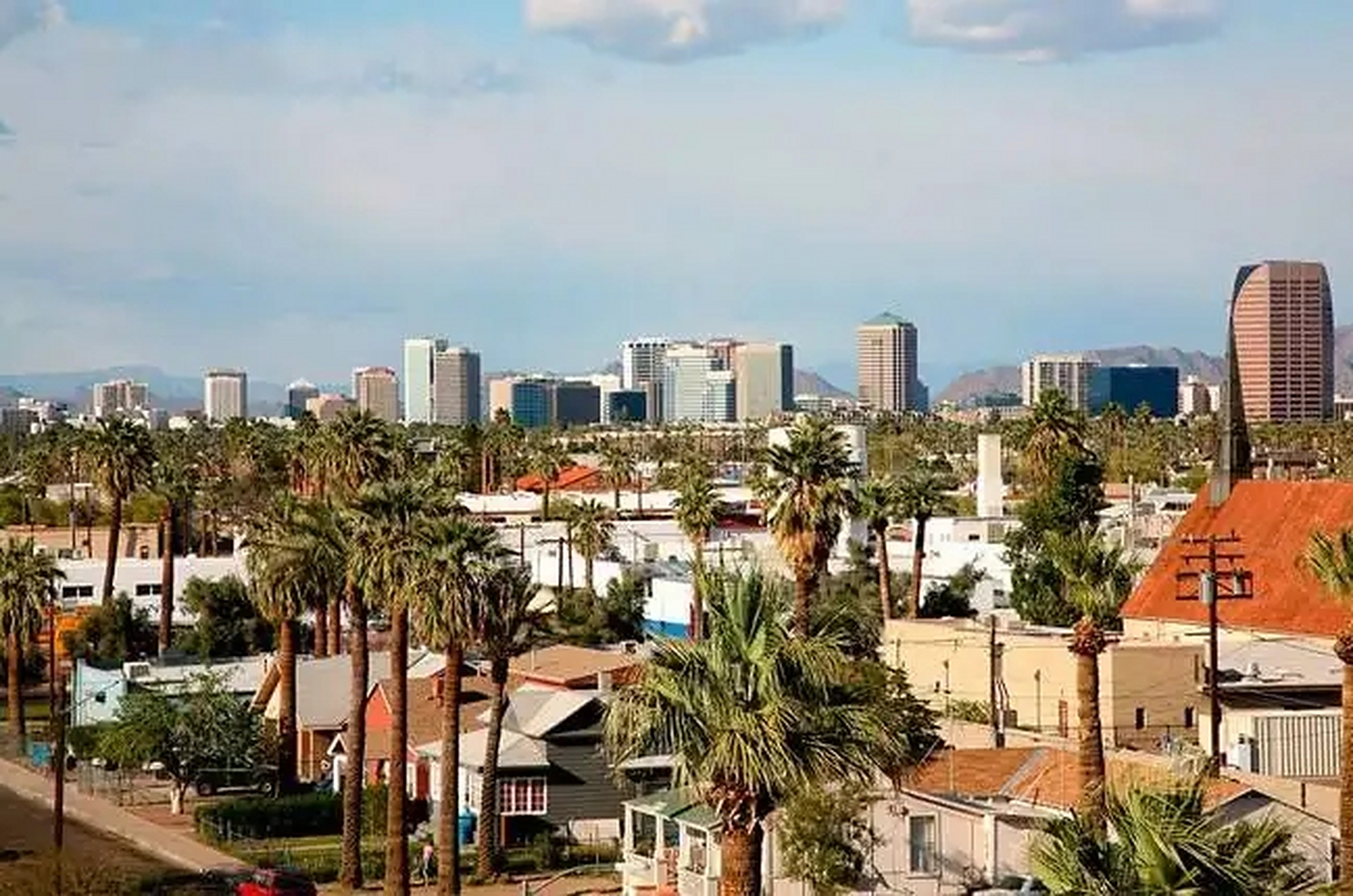 菲尼克斯,又译凤凰城,是美国亚利桑那州的州府及最大的城市