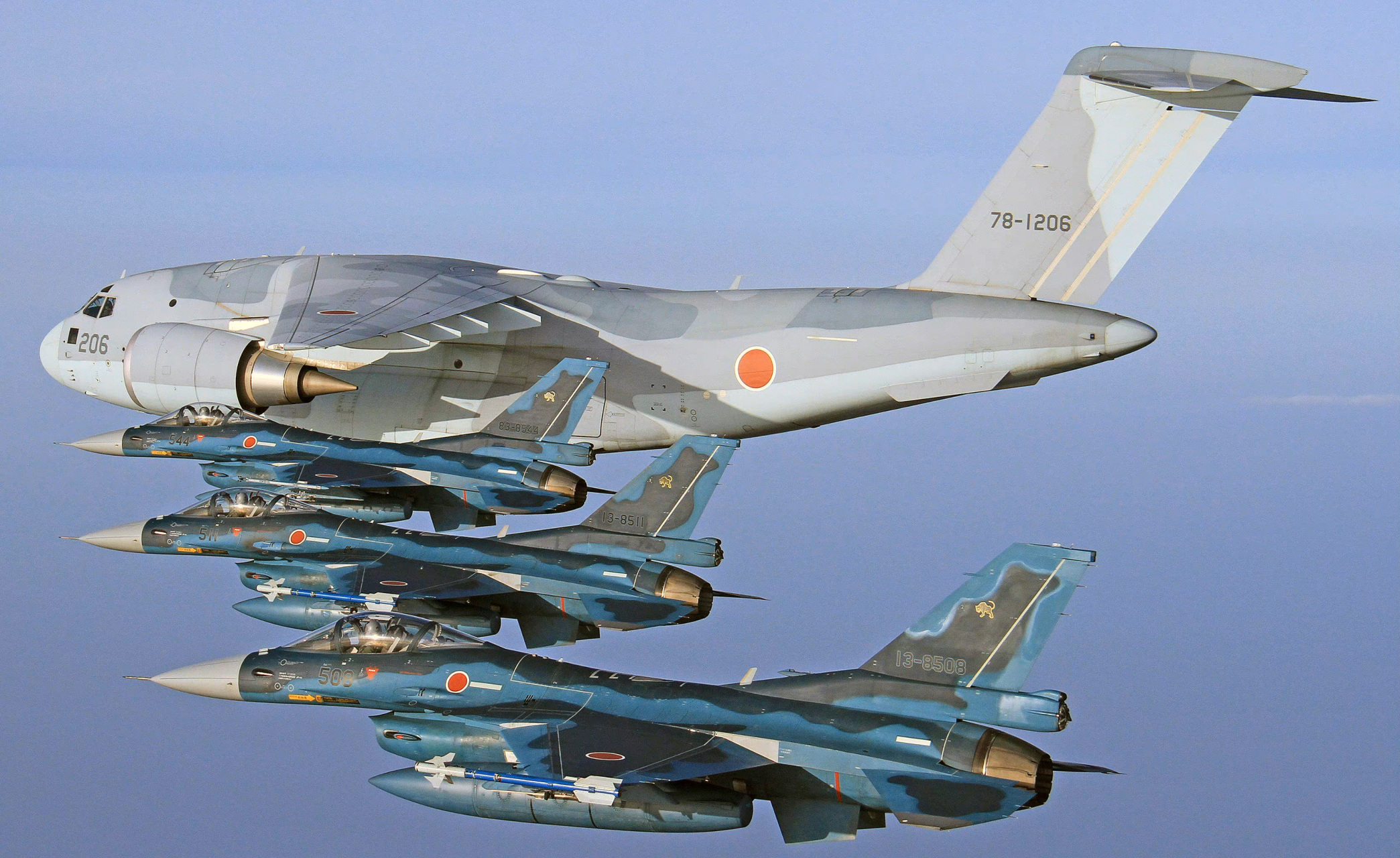 日本航空自卫队f-2战斗机与c-2运输机编队飞行,如果我国空军的歼-10c