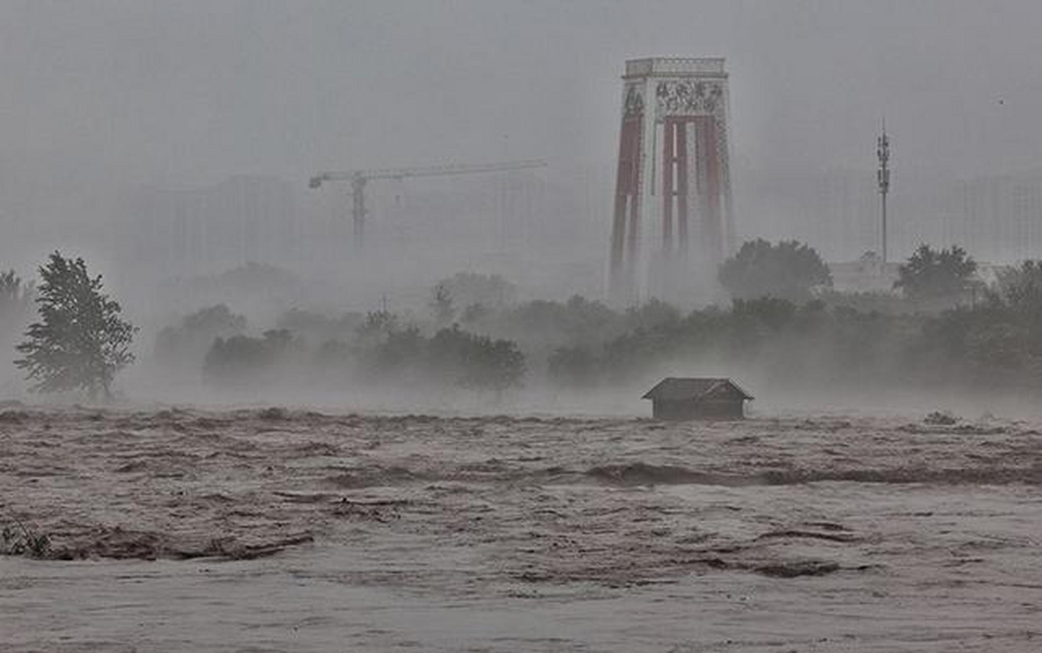 牡丹江发生2023年第1号洪水,房屋被大水冲走  牡丹江洪水已形成,致多