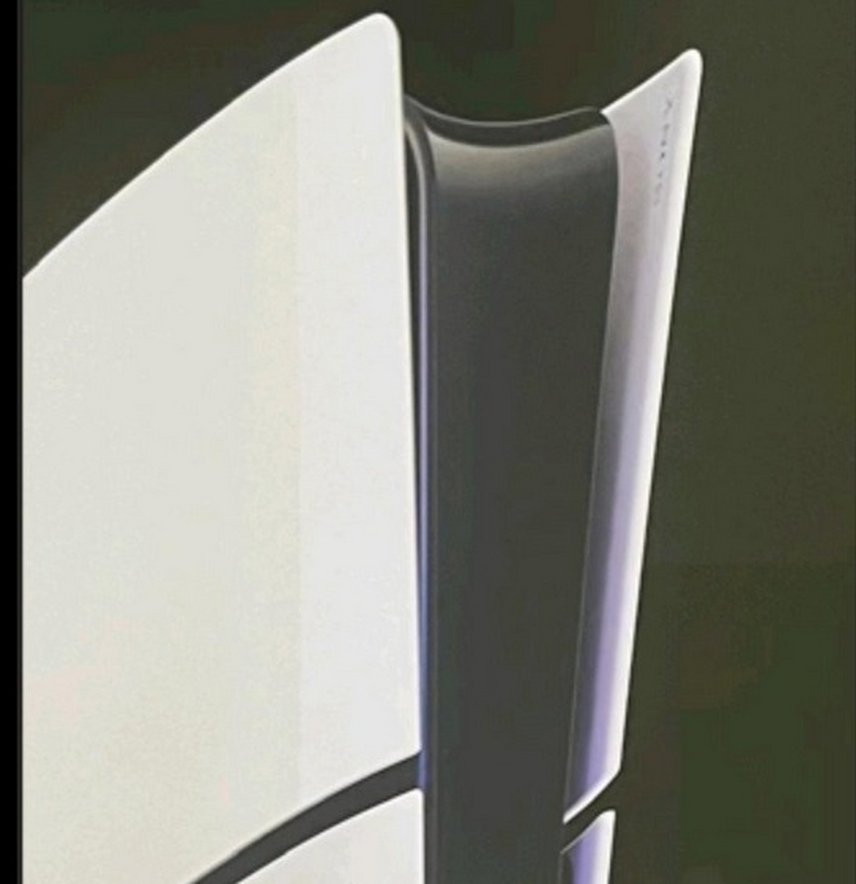 索尼ps5 slim谍照曝光:更丑了 8月12日消息,此前有多方爆料称,索尼