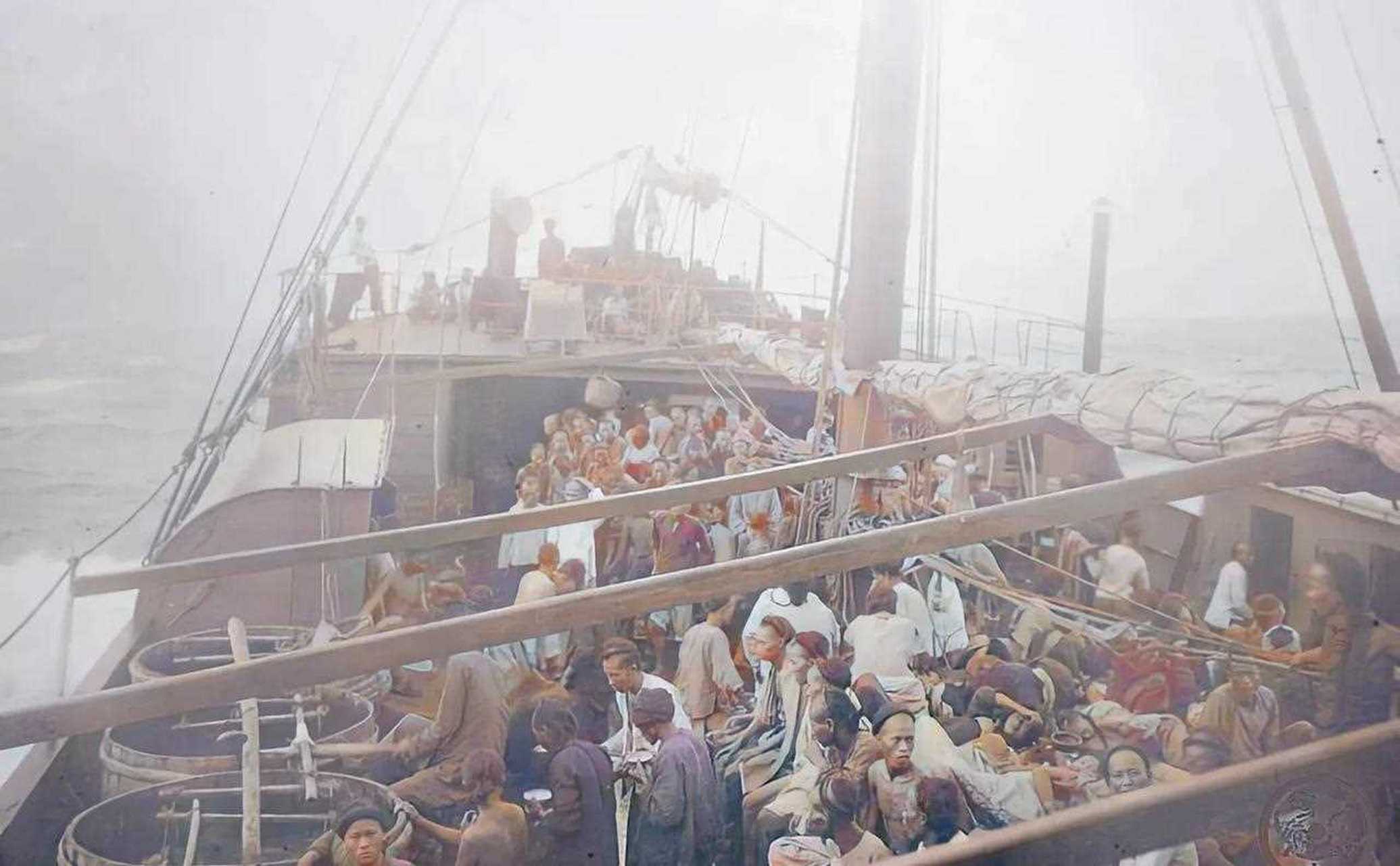 这是晚清时期广东和福建人下南洋时的场景,那时候部分百姓生活非常