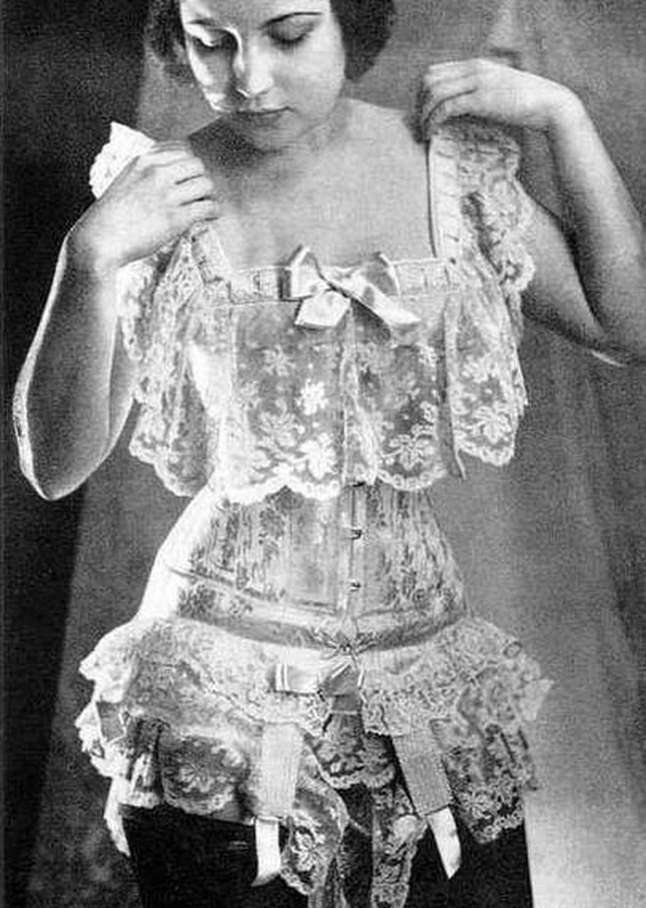 欧洲的束腰比中国的裹脚更加残酷更加具有伤害性.#老照片# #女性健康