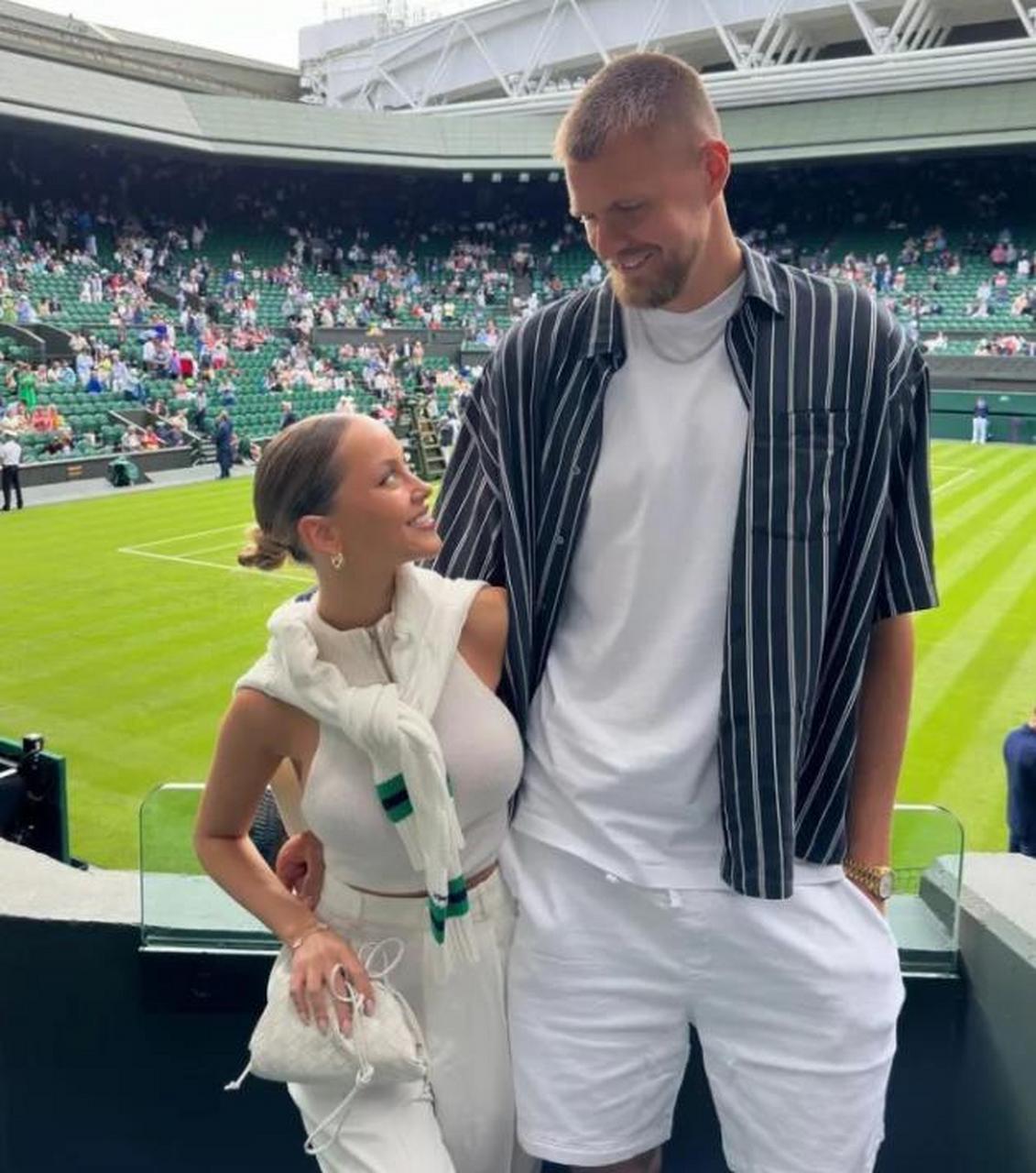 nba球星波尔津吉斯,近日在社交媒体上晒出与女友的合照,照片中两人的