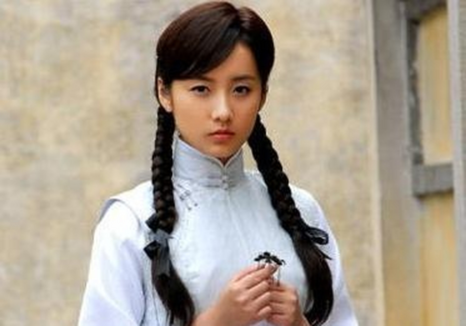吕一所饰演的秀莲给观众留下了十分深刻的印象,麻花辫搭配红色棉袄