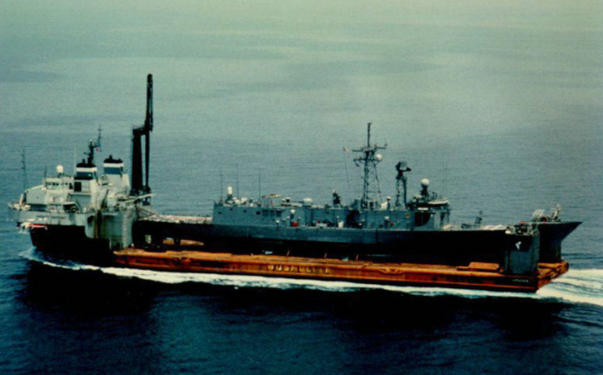 1988年4月14日,美国海军"罗伯茨"号护卫舰刚驶出霍尔木兹海峡,突然"轰