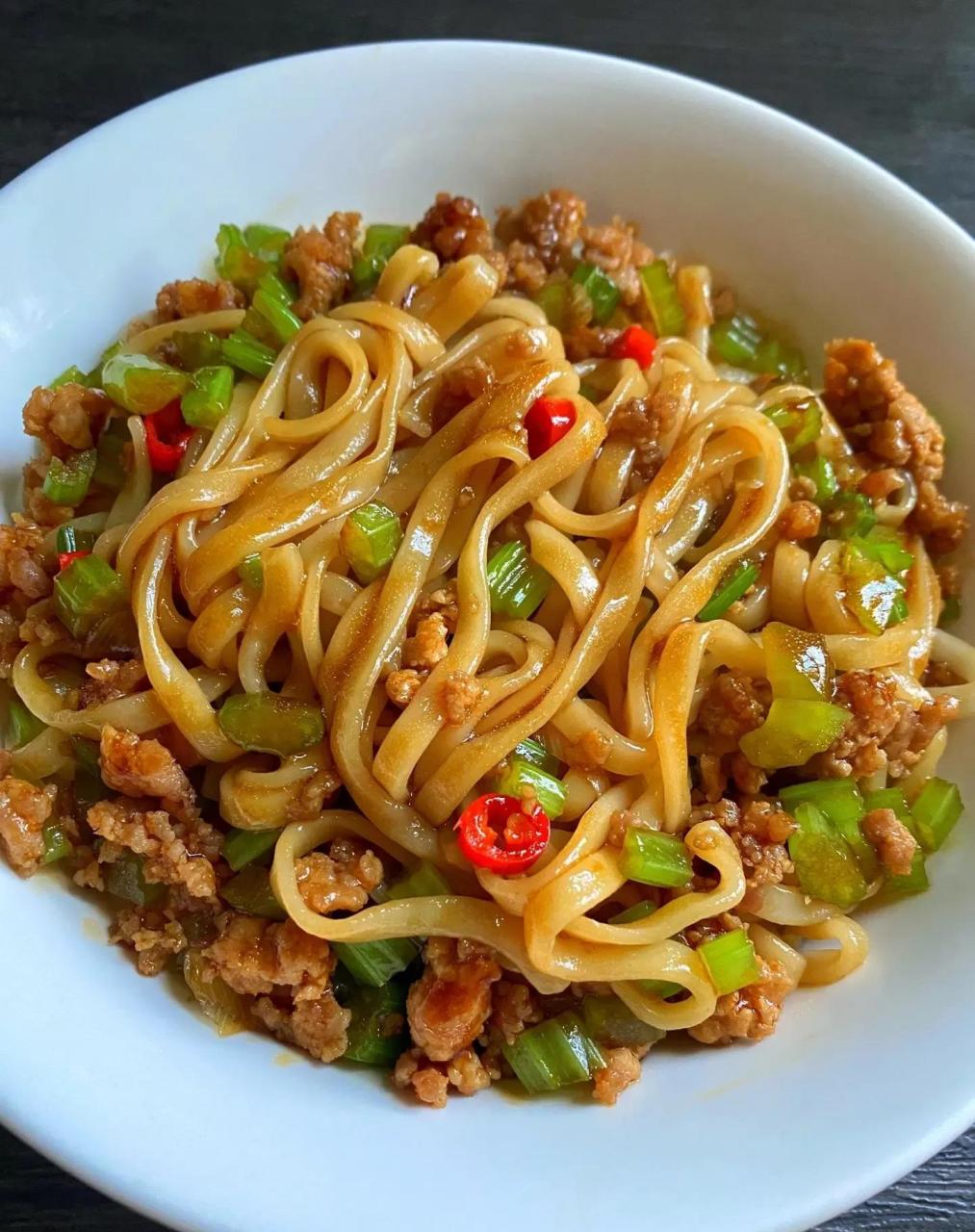 分享今日份午餐  芹菜肉沫拌面  老公说芹菜搭配肉沫很不错 连吃两碗