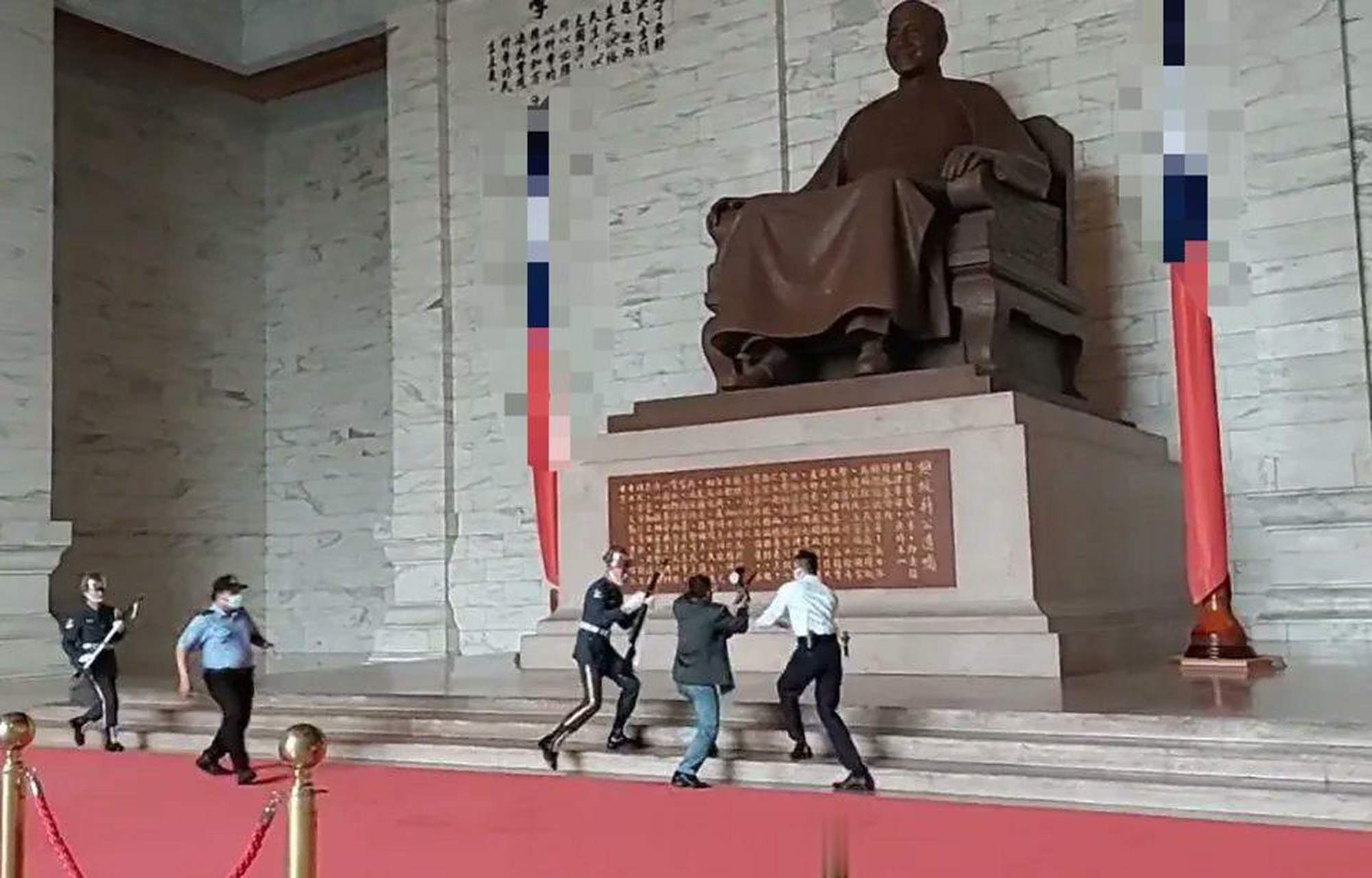 今天(27日)下午14点有男子手持漆弹枪去中正纪念堂呲老蒋铜像