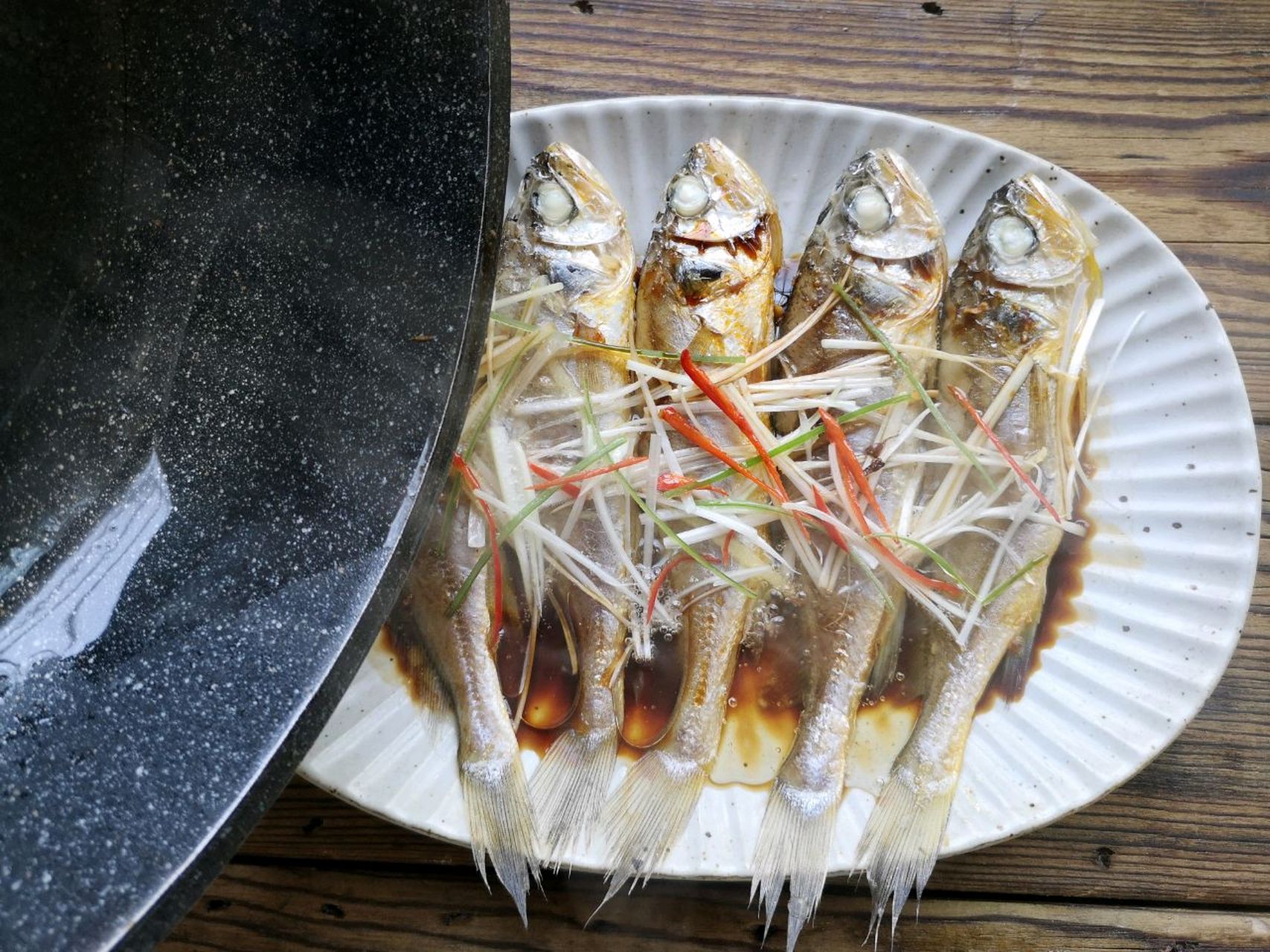 葱油清蒸小黄鱼 海鲜,顾名思义,就是要将本身的鲜味保留,增加其他的