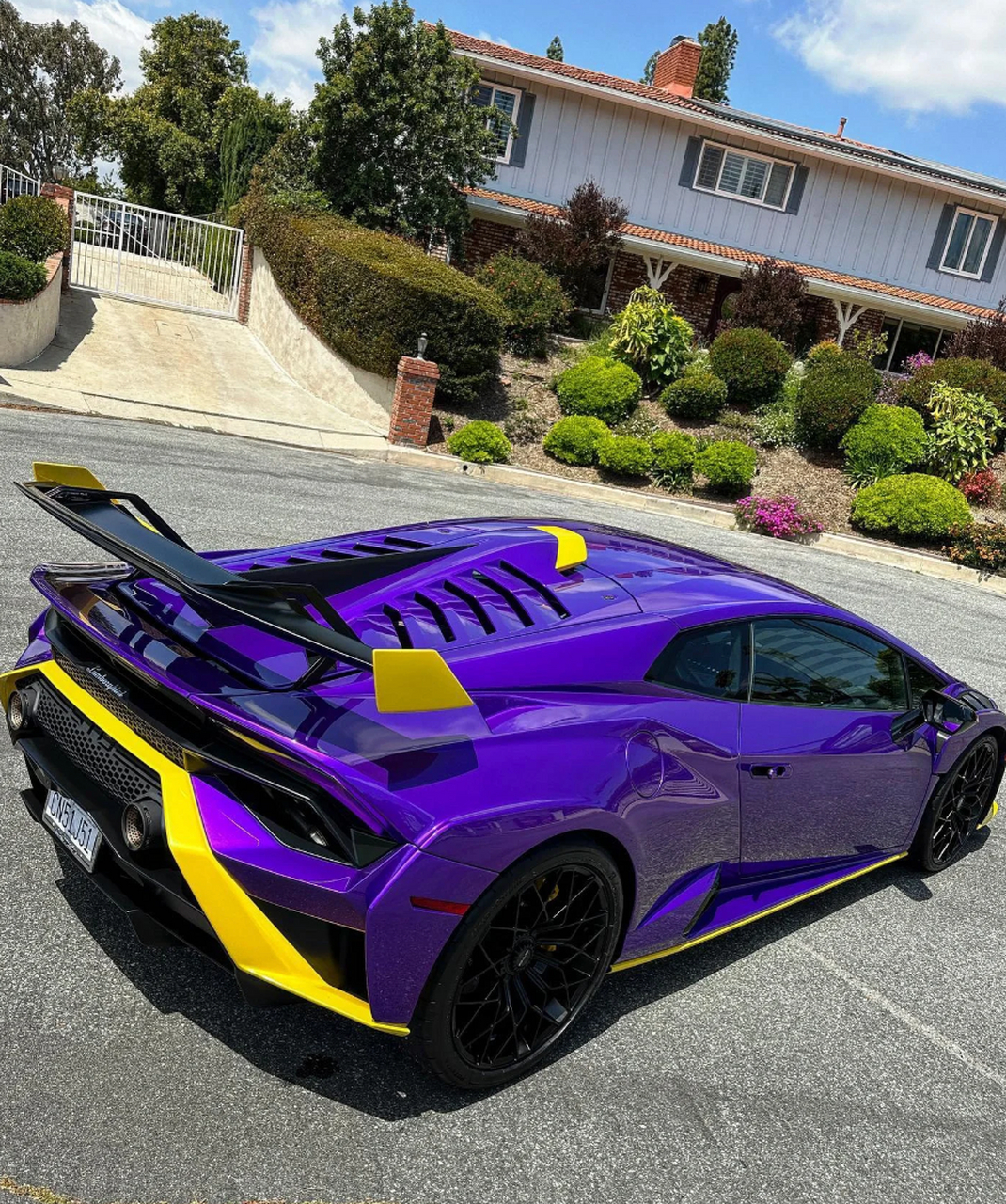 "活力橘色兰博基尼:开在路上,你就是焦点!