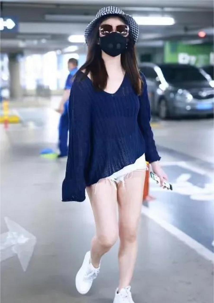 包裹这么严实,一眼认出女神,一双美腿太有辨识度了