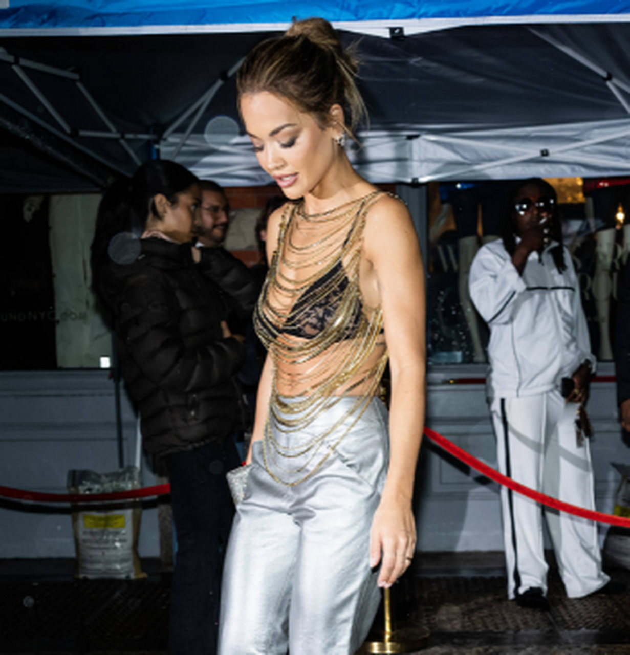 瑞塔·奥拉身穿链条吊带,性感火辣.