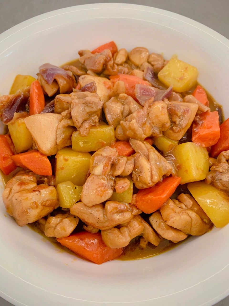 土豆咖喱鸡,一学就会,营养美味太下饭了 食材:剔骨鸡大腿肉2个,胡萝卜