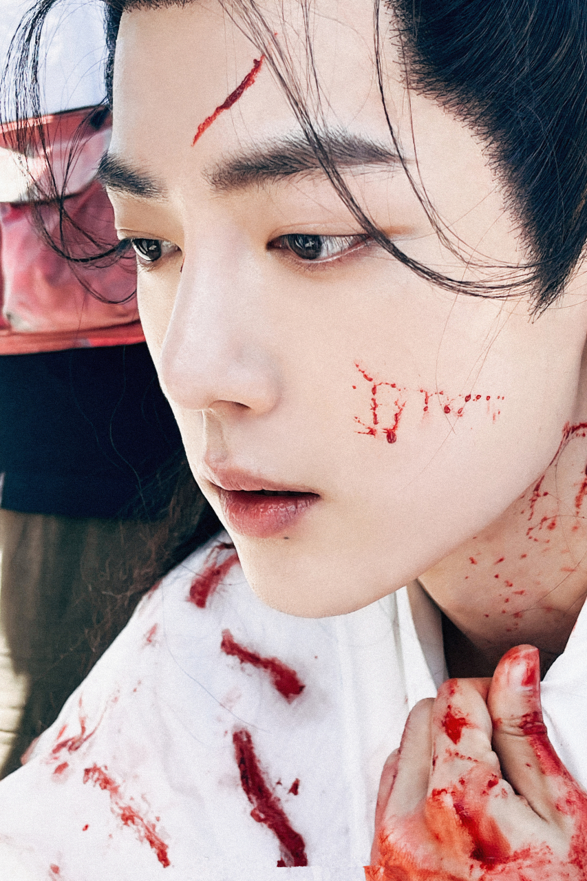 肖战《玉骨遥》战损妆,白衣泣血,金庸笔下的"抓破美人脸",好像有了