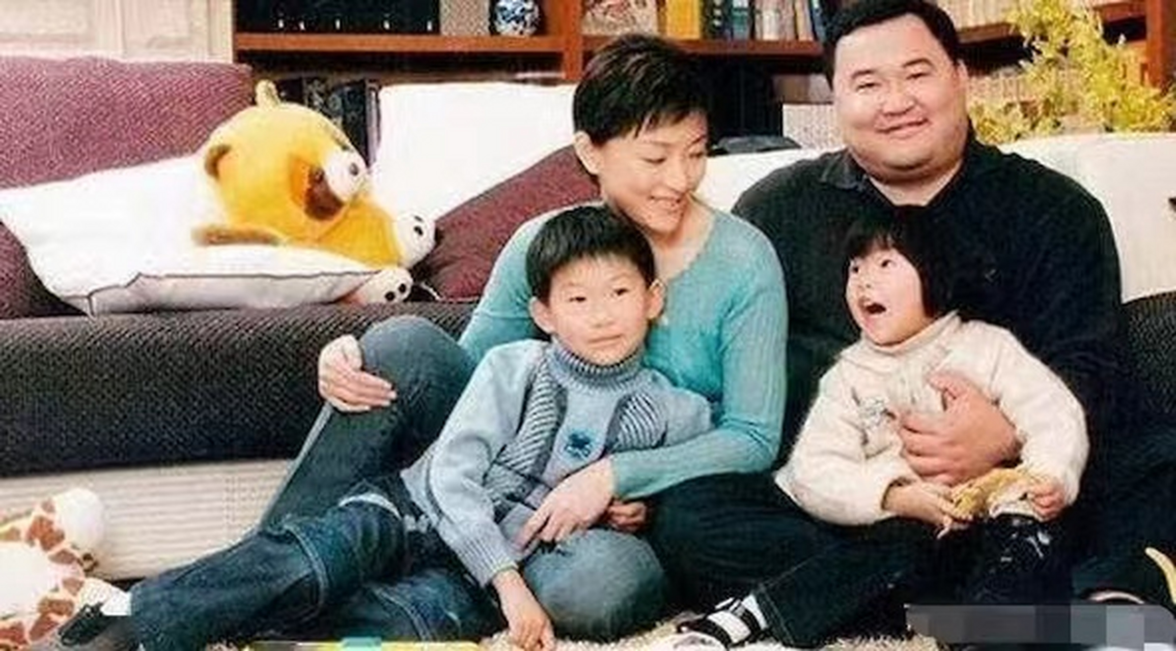 著名主持人杨澜和老公孩子,她用亲身经历告诉我们:不可以貌取人