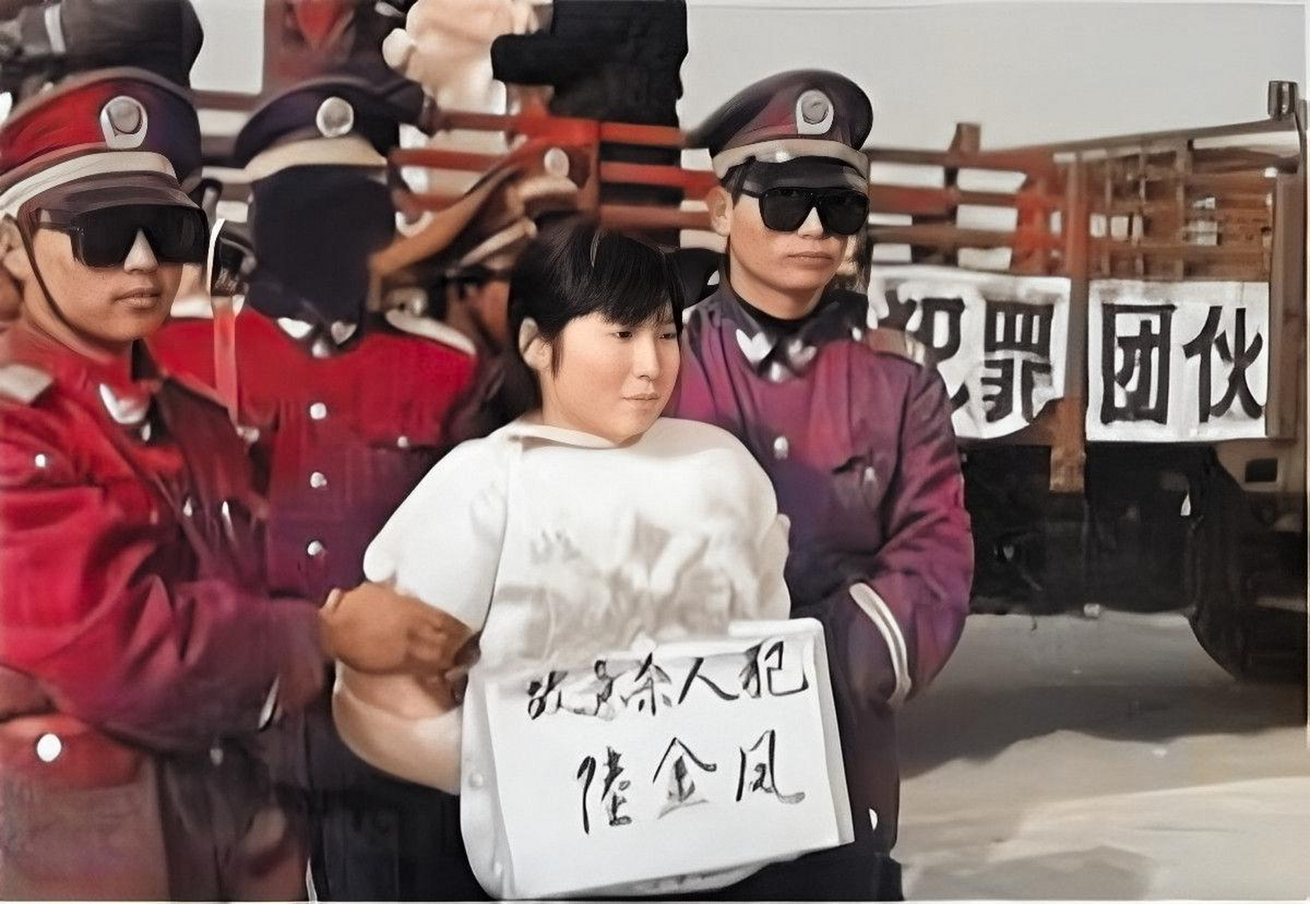 她的生活很艰难,小时候被赶出家门,后来被迫卖淫.