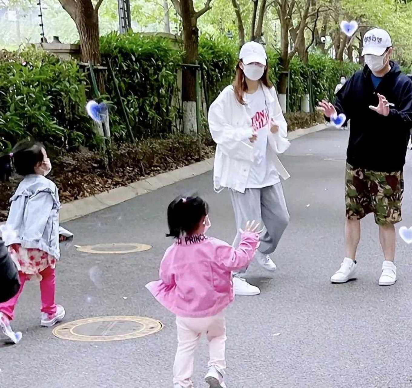 演员陈赫一家四口合影照!