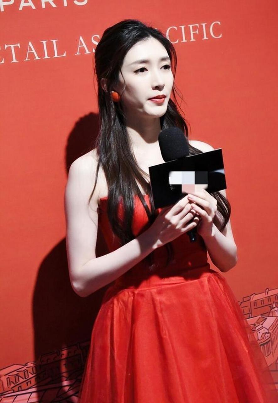 江疏影红色抹胸连衣裙性感美艳