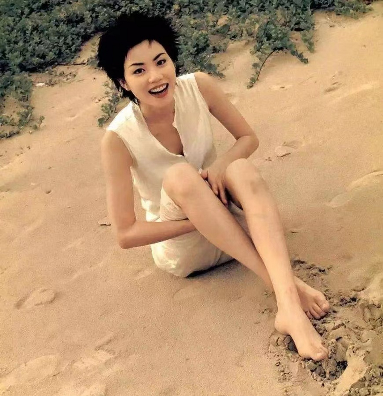 的身材也是数一数二的,怪不得谢霆锋和张柏芝离婚后依然选择了王菲