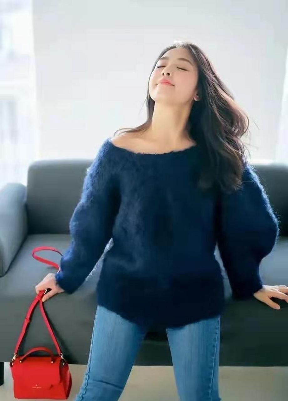 张含韵拥有"初恋脸"就是任性,紧身牛仔裤的搭配与白皙的皮肤美