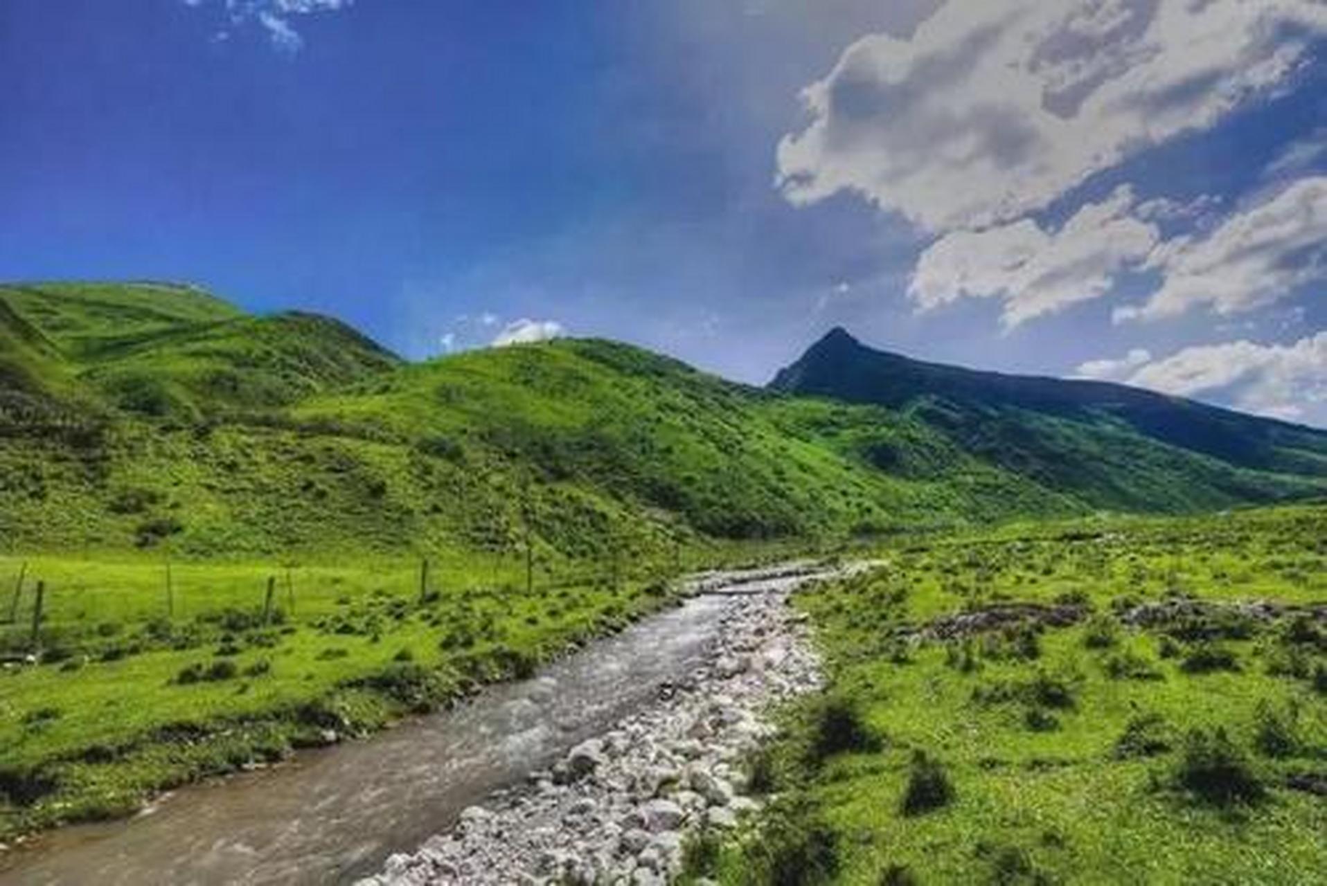 石门雪山景区位于渭源县城南50公里处,高原花海与雪山盛景相映成趣,是