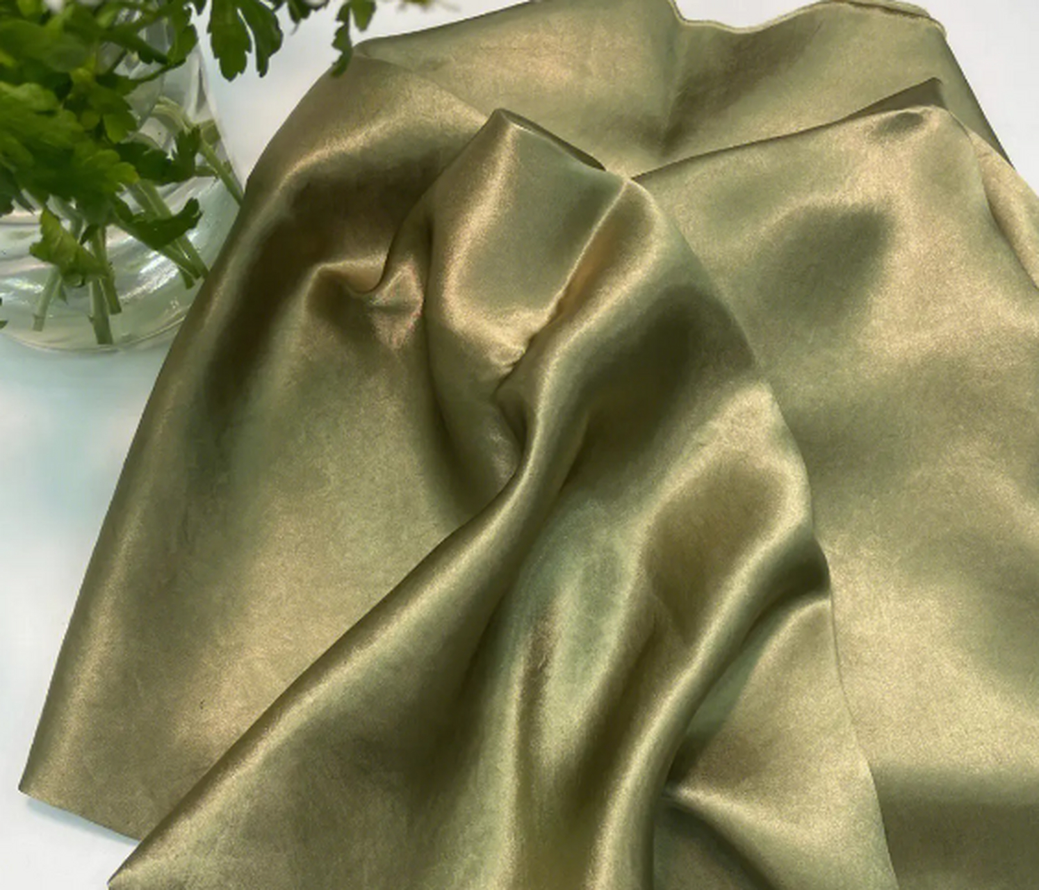 醋酸面料是一种高品质的人造纤维,其材料采用醋酸纤维,经过先进的